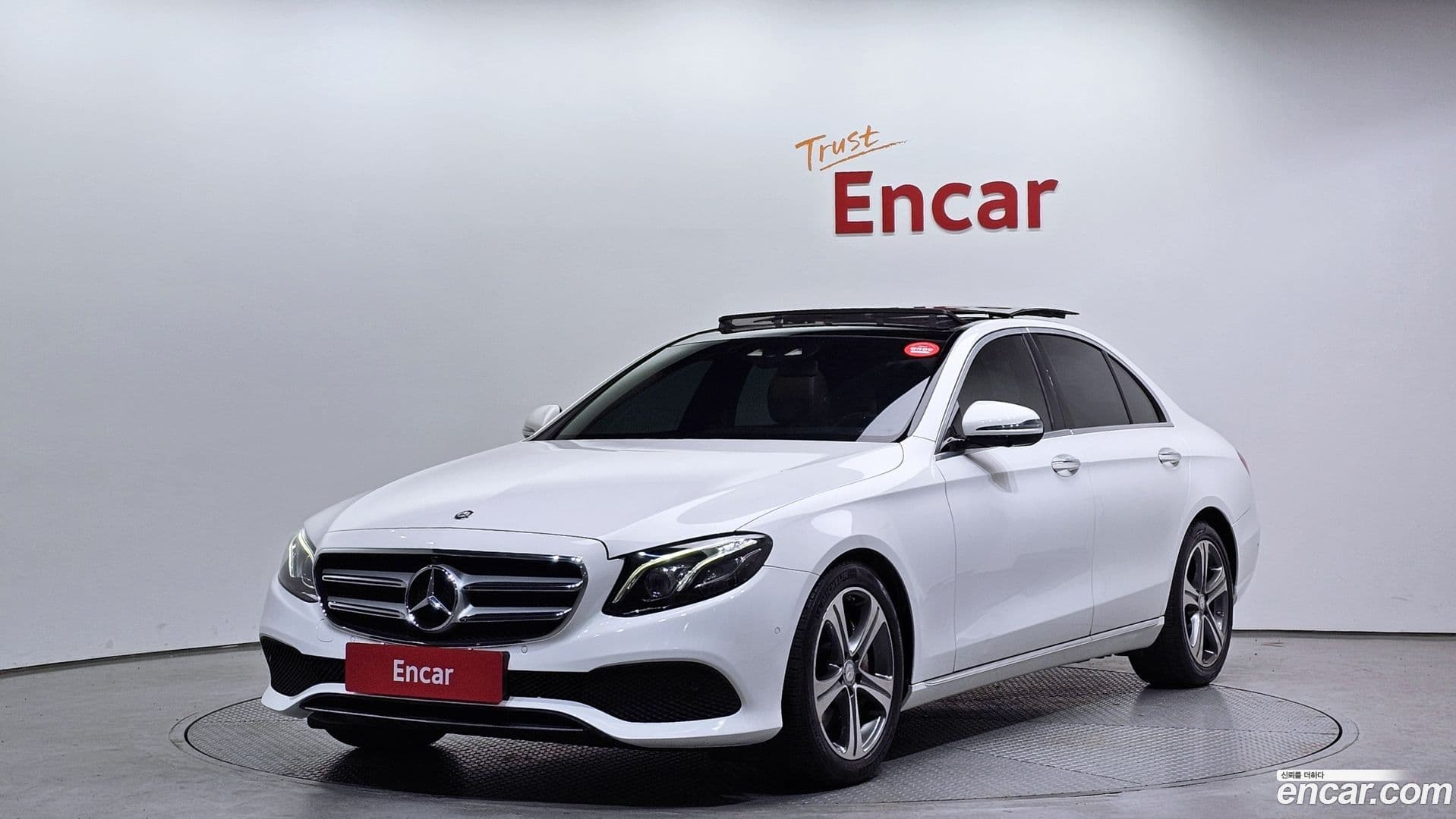 Main__Slider__Photo:E-Class Mercedes-Benz 2016.10-0