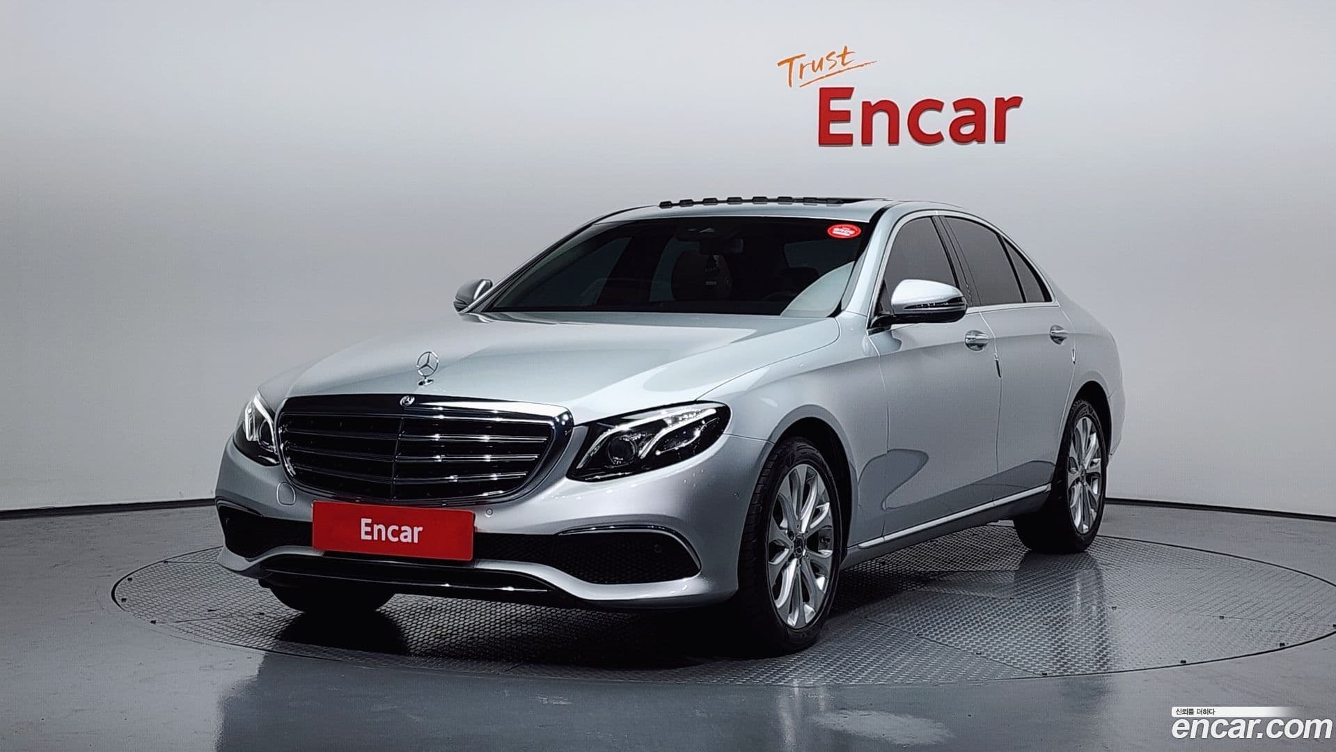 Main__Slider__Photo:E-Class Mercedes-Benz 2019.8-0