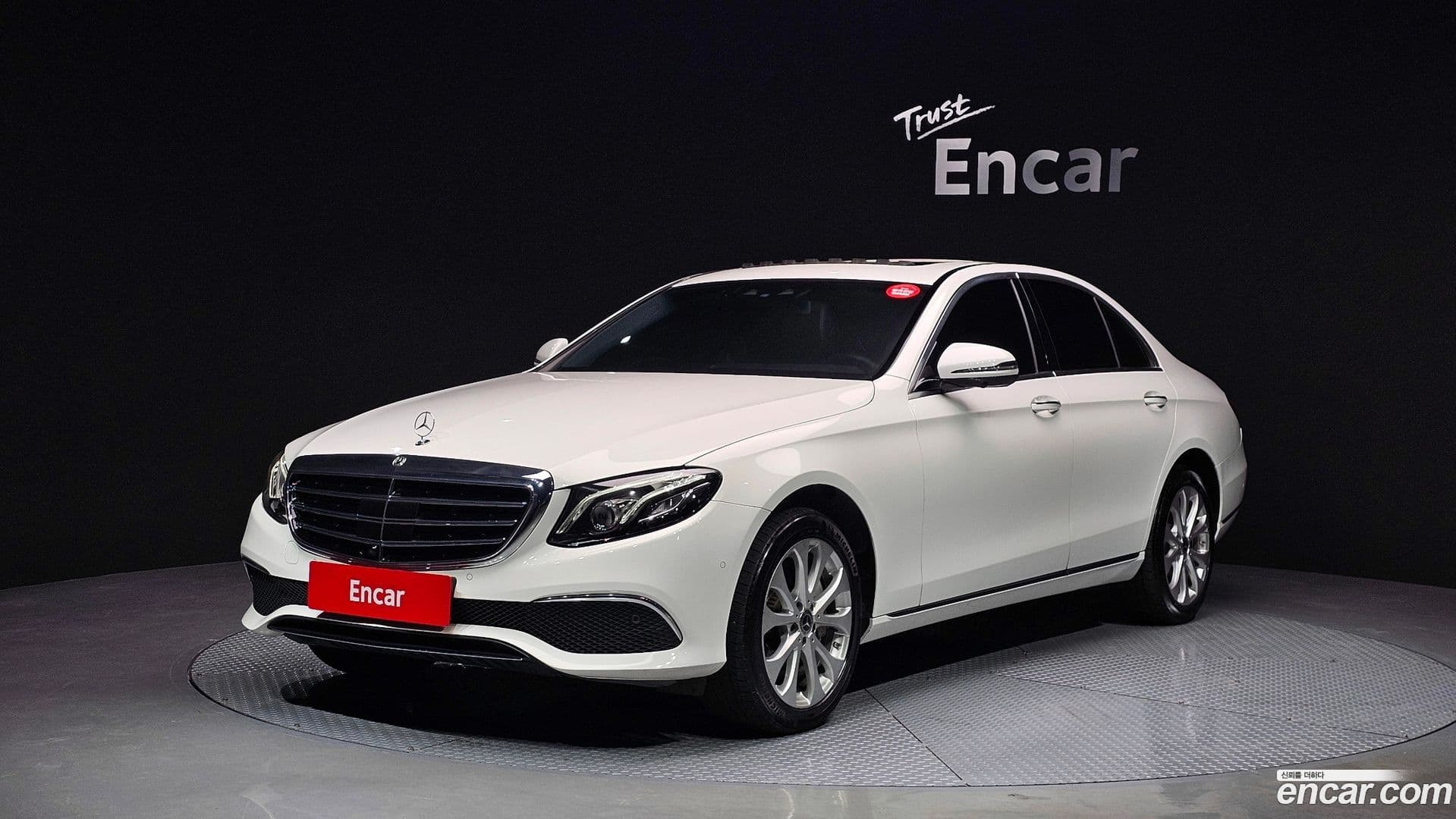 Main__Slider__Photo:E-Class Mercedes-Benz 2020.0-0