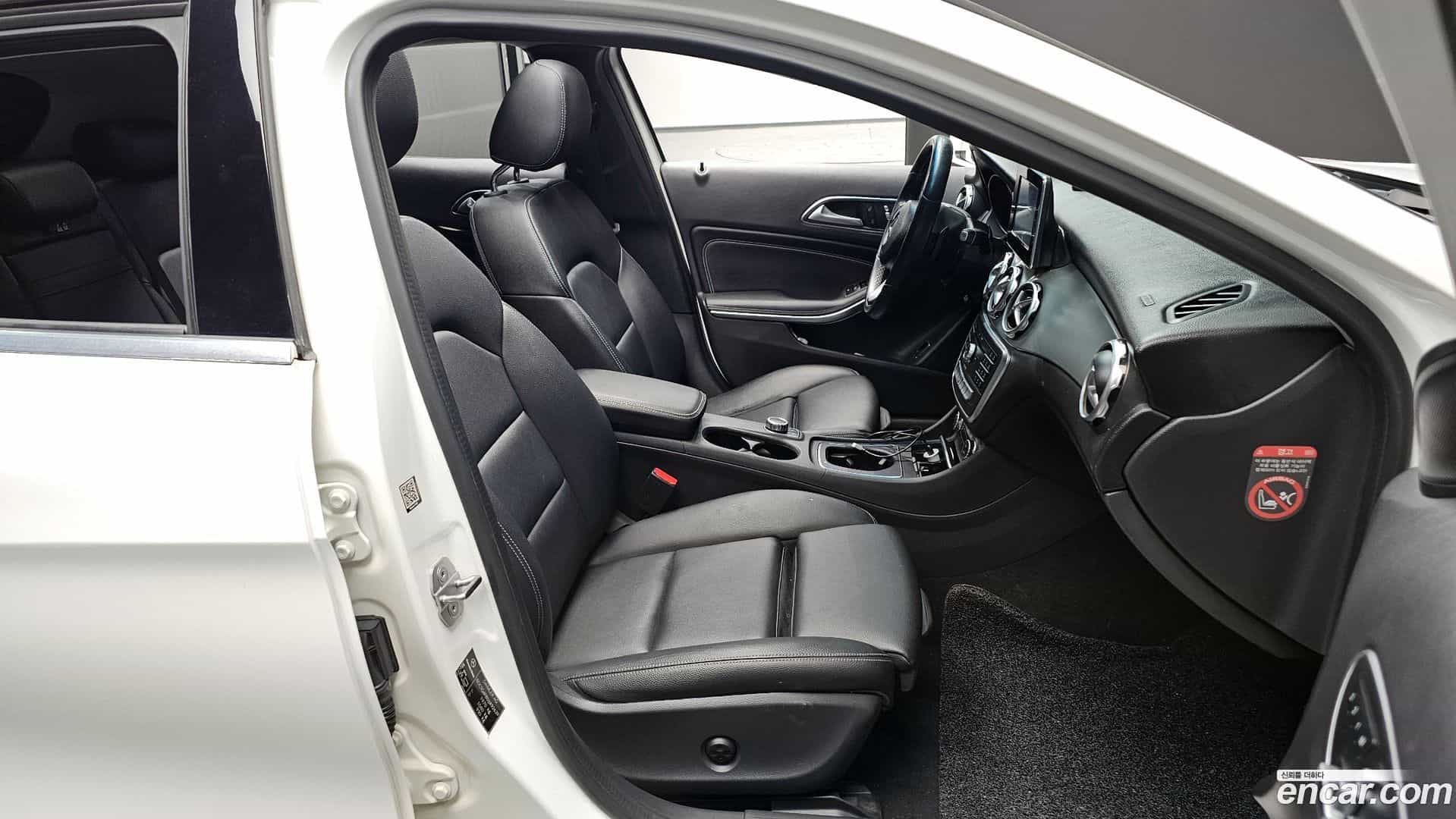GLA-Class Mercedes-Benz 2018.3-INNER-010
