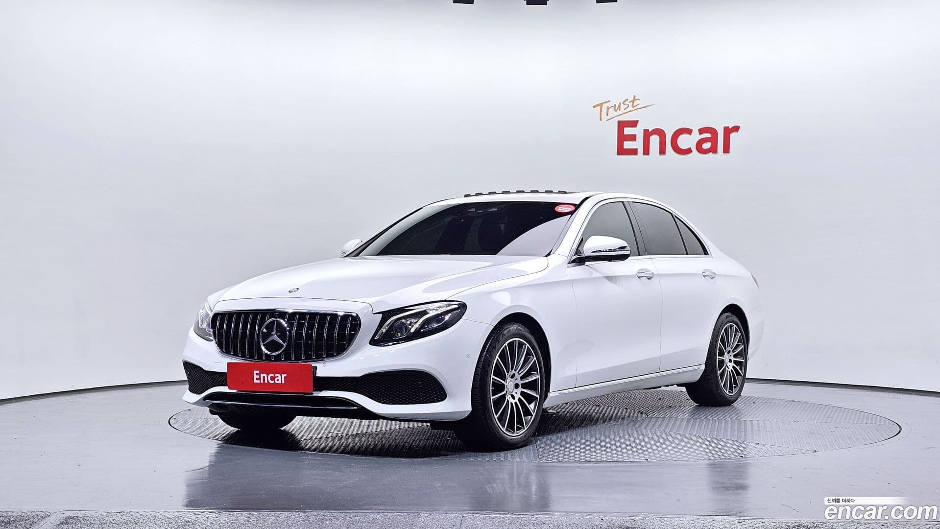 Main__Slider__Photo:E-Class Mercedes-Benz 2017.3-0