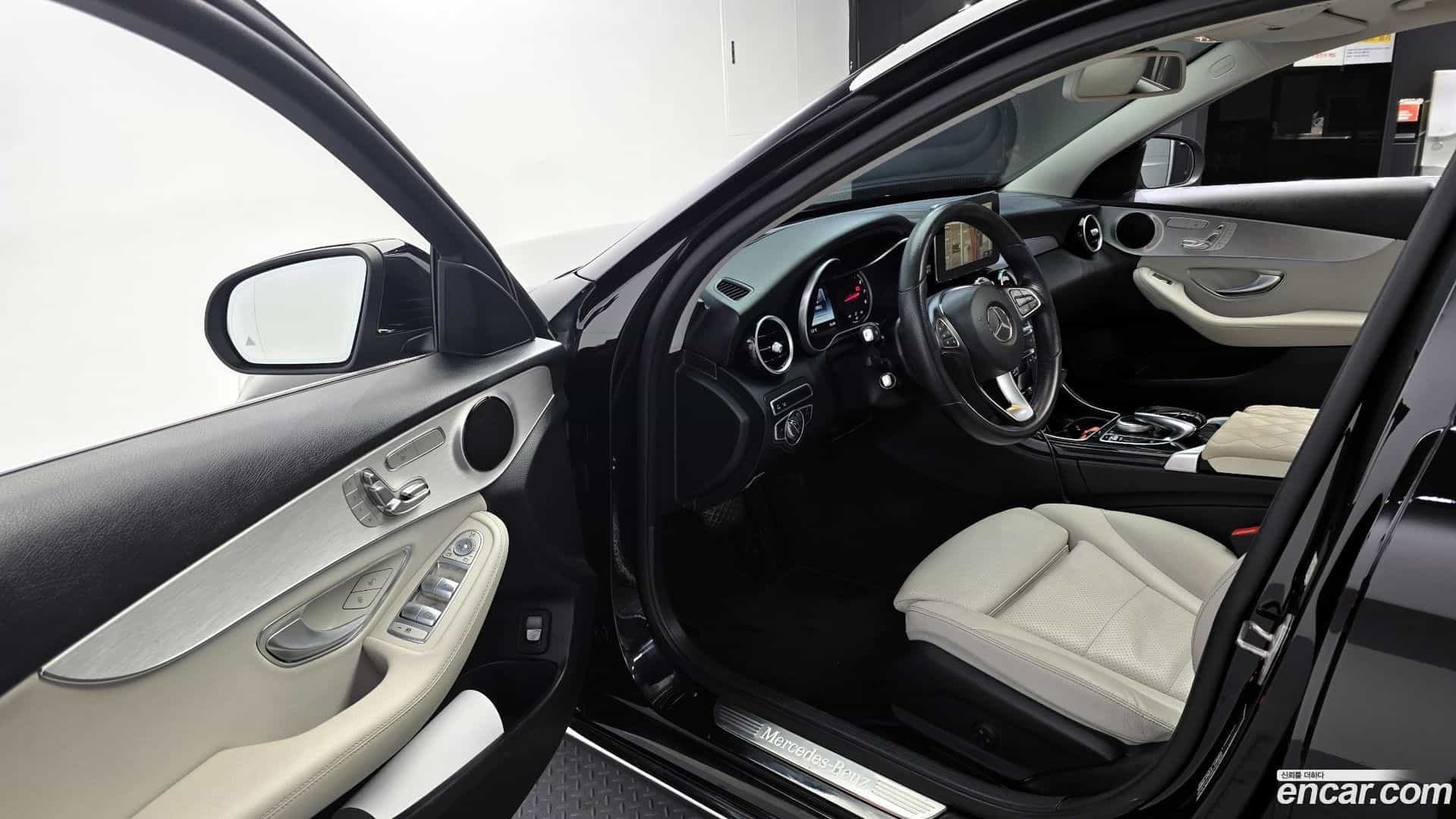 C-Class Mercedes-Benz 2017.0-INNER-010