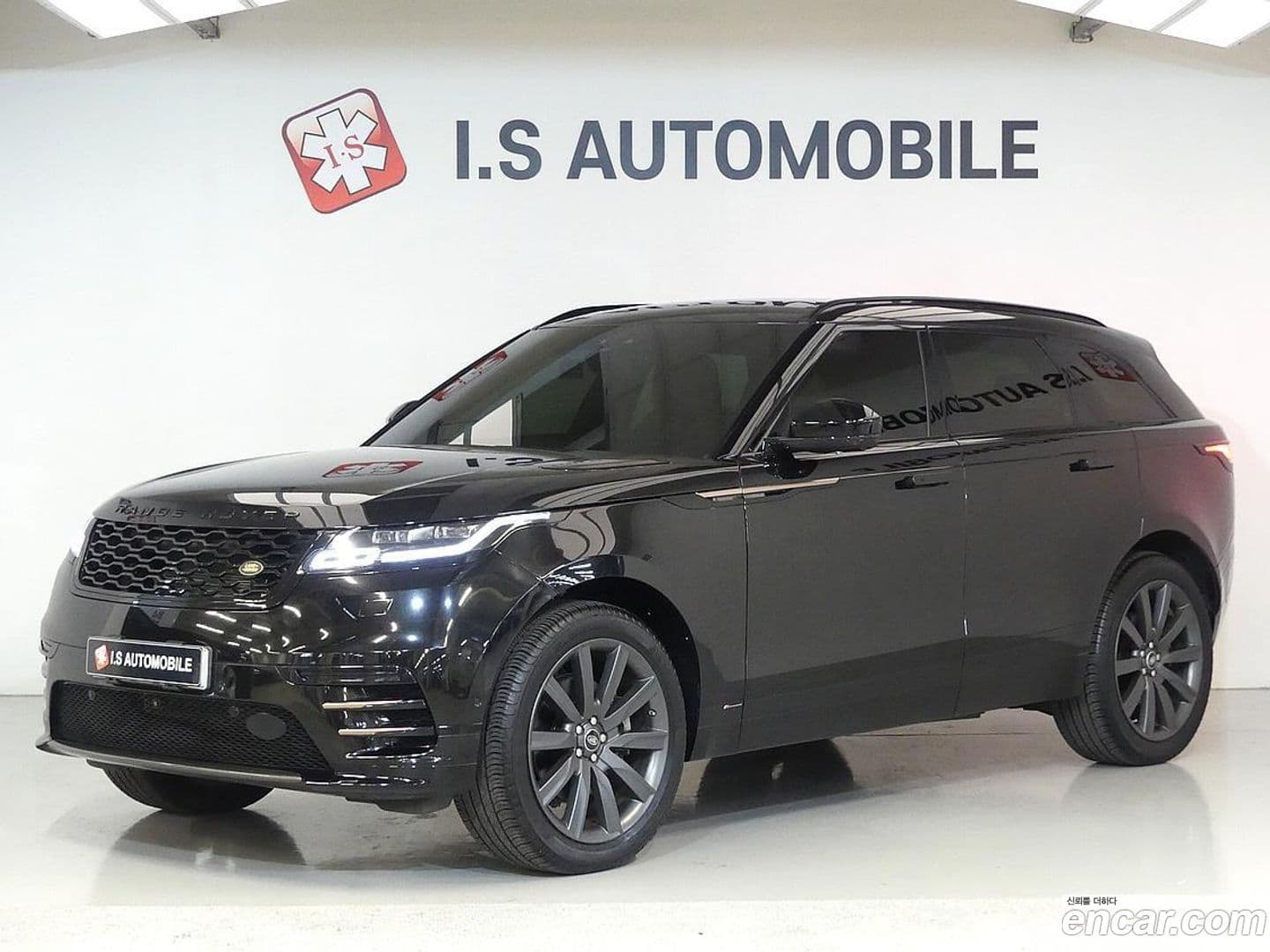 Main__Slider__Photo:Range Rover Velar Land Rover 2020.9-0