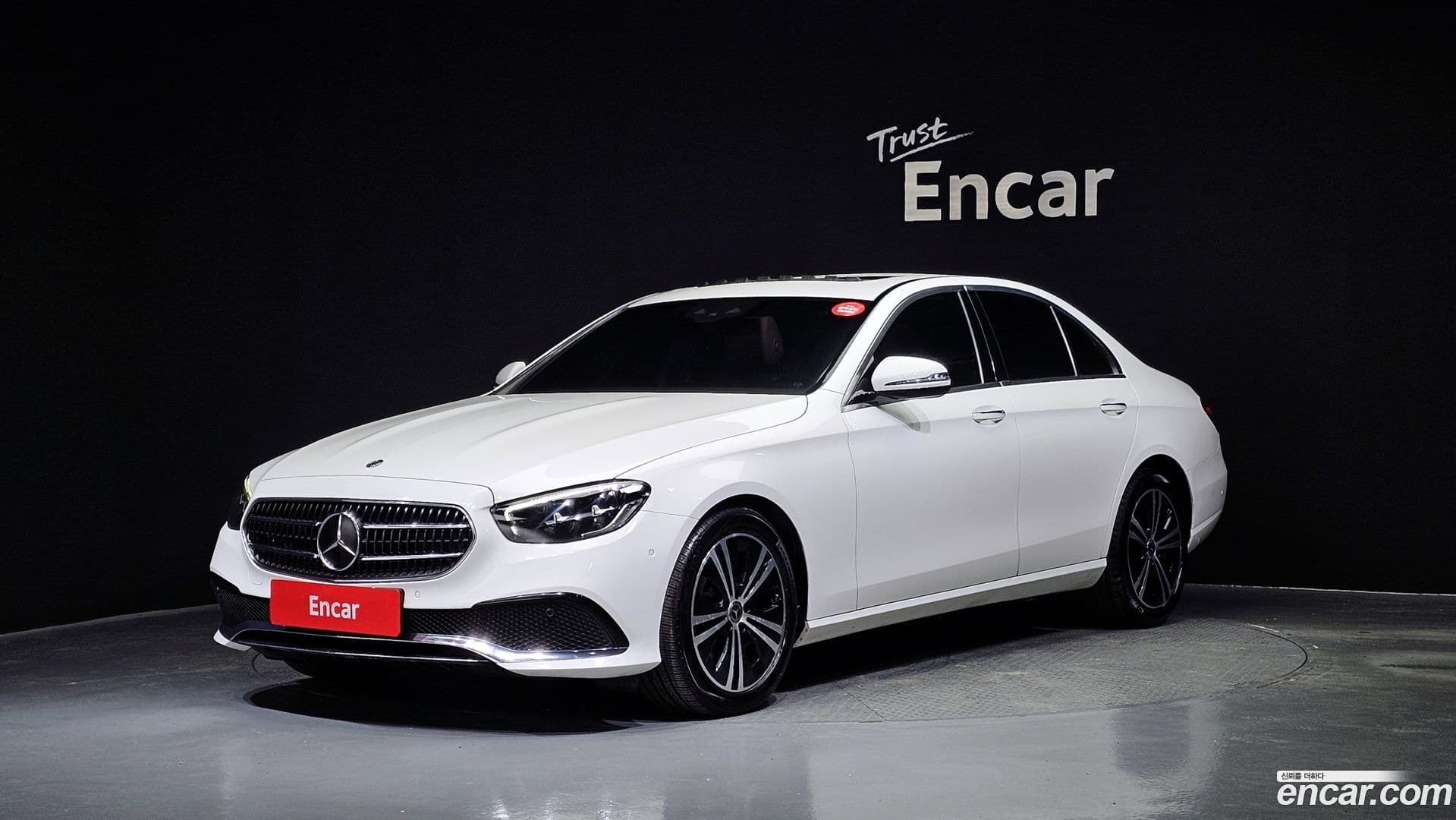 Main__Slider__Photo:E-Class Mercedes-Benz 2020.11-0