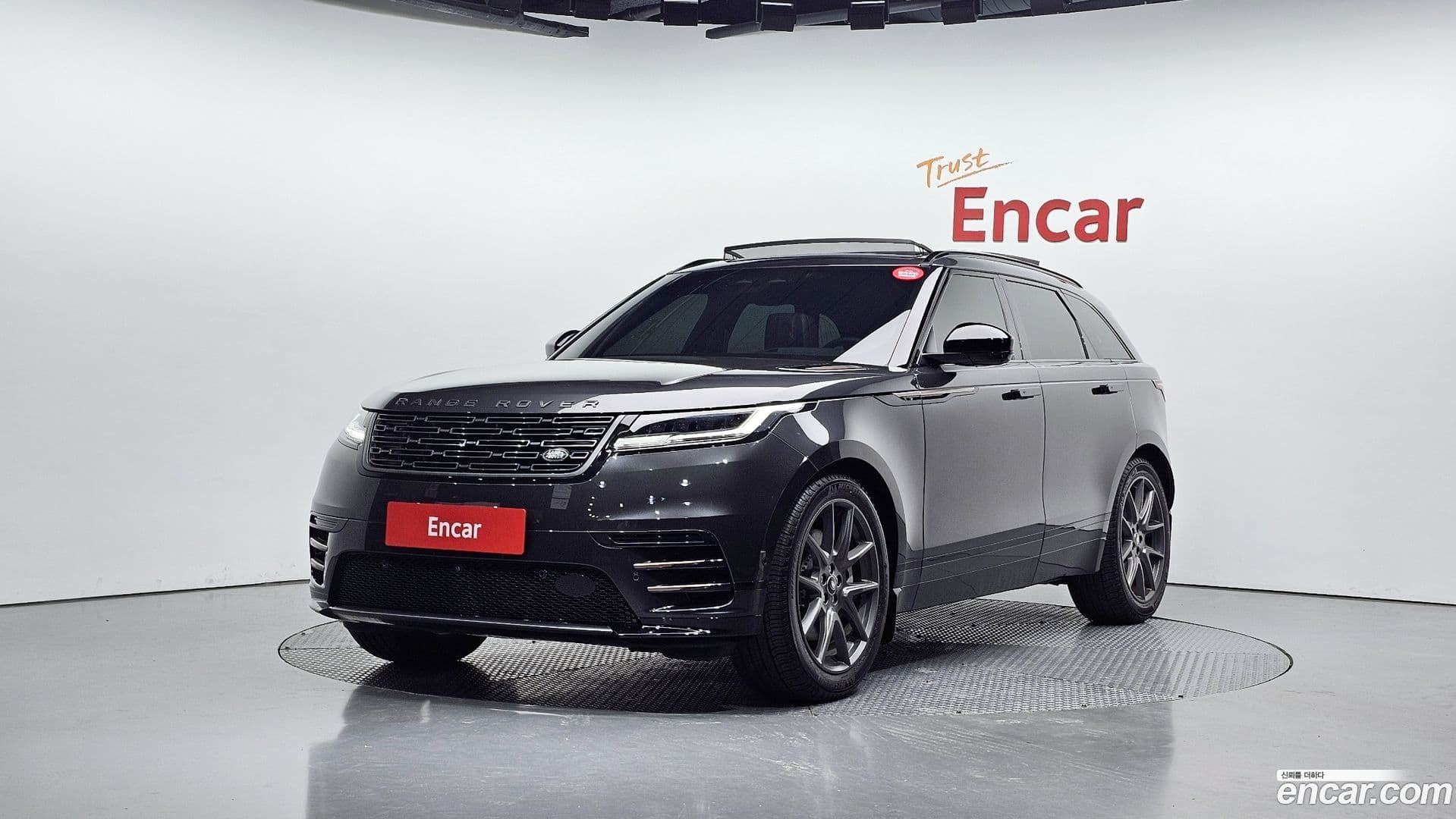 Main__Slider__Photo:Range Rover Velar Land Rover 2025.1-0