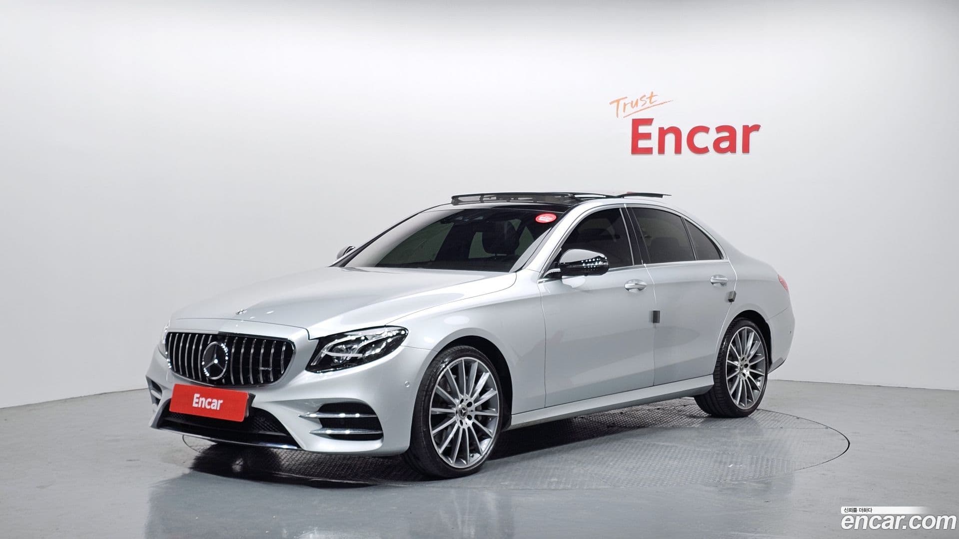 Main__Slider__Photo:E-Class Mercedes-Benz 2020.6-0