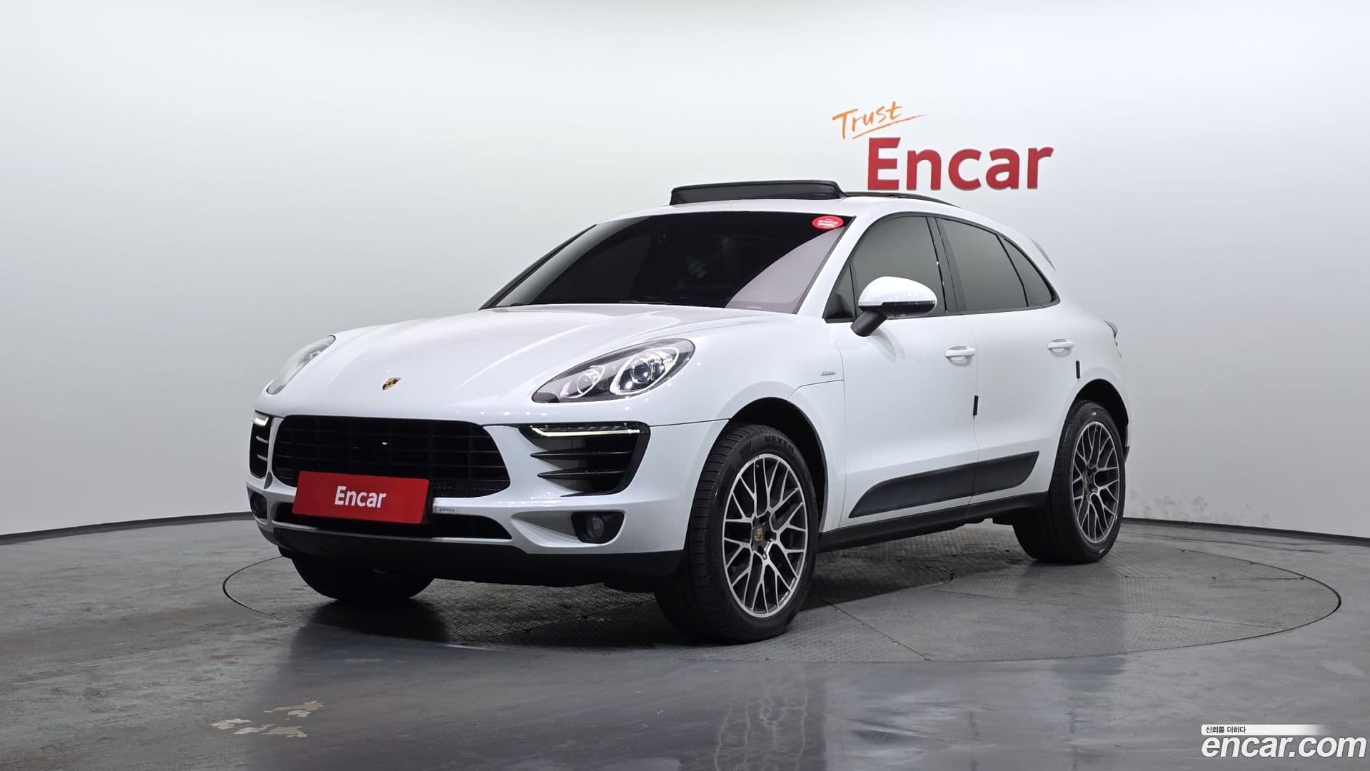 Main__Slider__Photo:Macan Porsche 2015.5-0