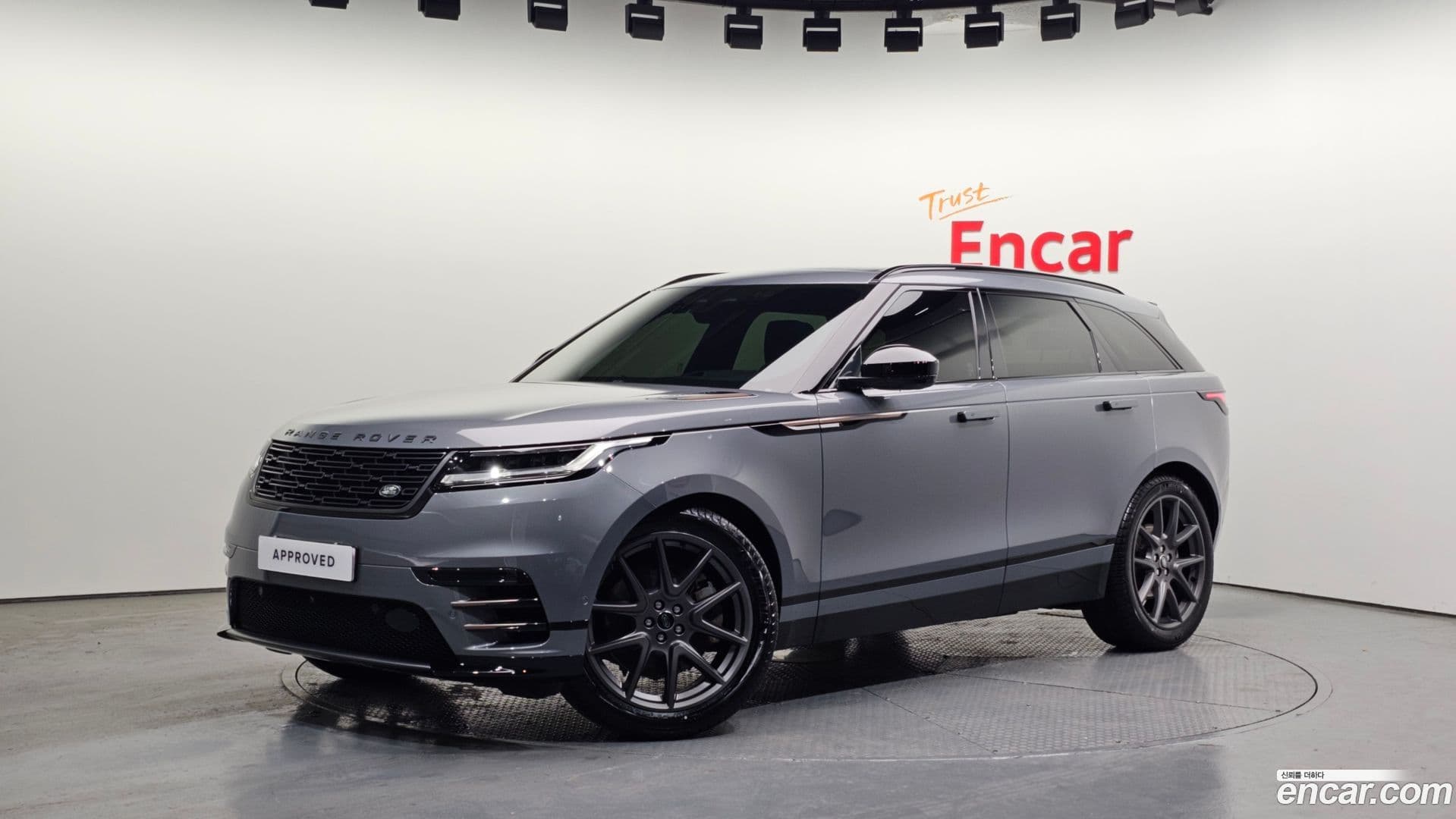 Main__Slider__Photo:Range Rover Velar Land Rover 2024.10-0