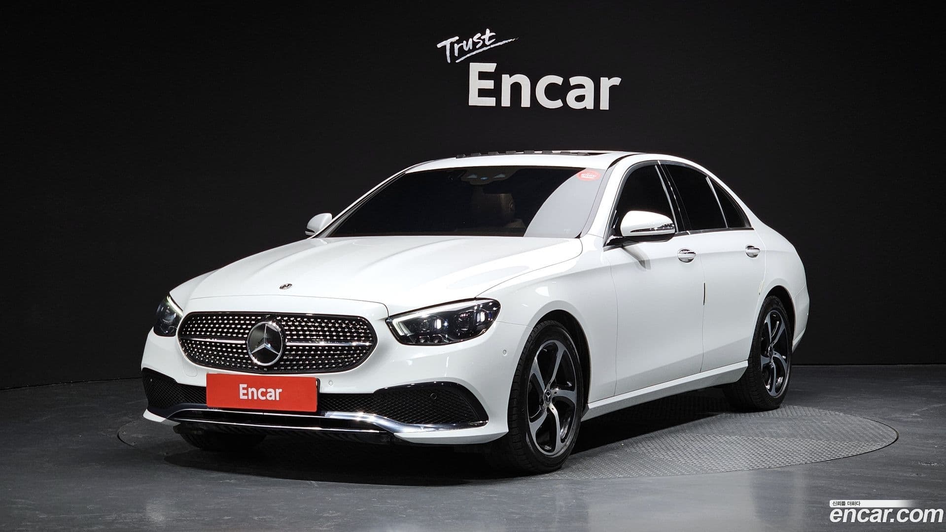 Main__Slider__Photo:E-Class Mercedes-Benz 2020.11-0