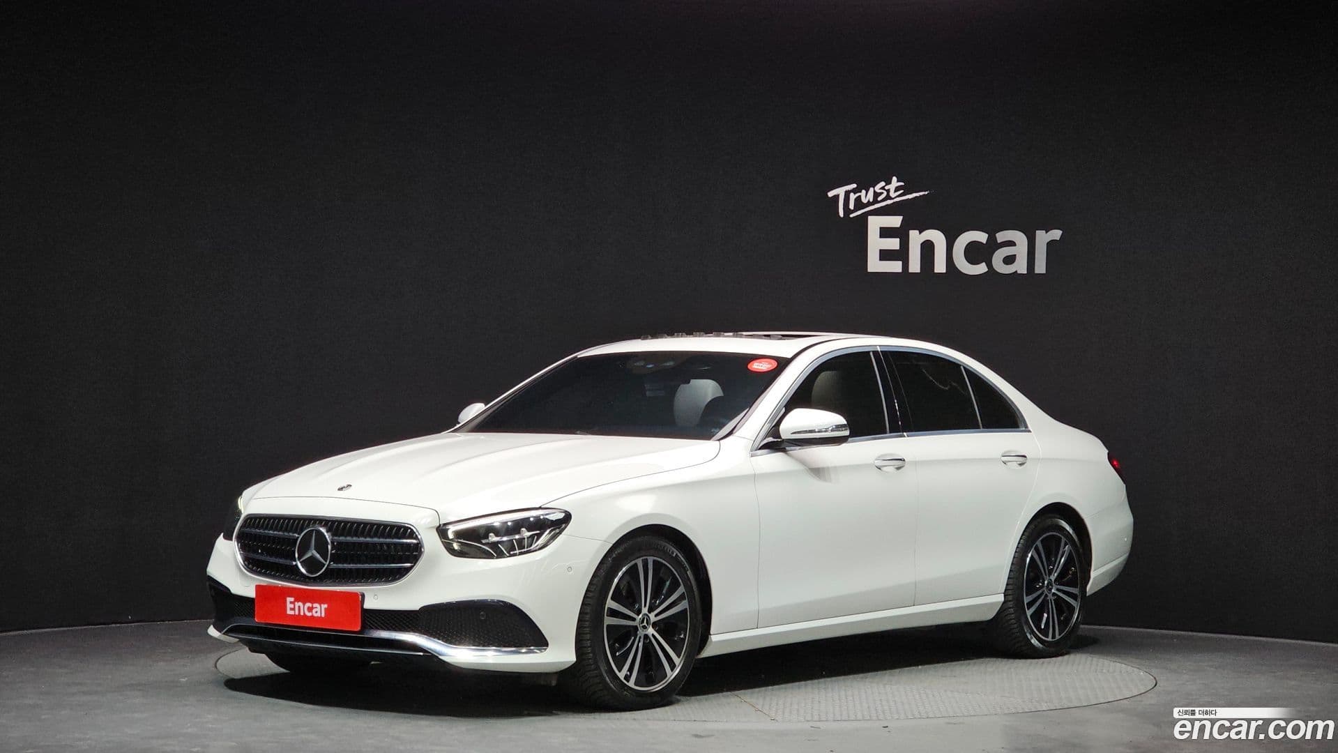 Main__Slider__Photo:E-Class Mercedes-Benz 2021.4-0