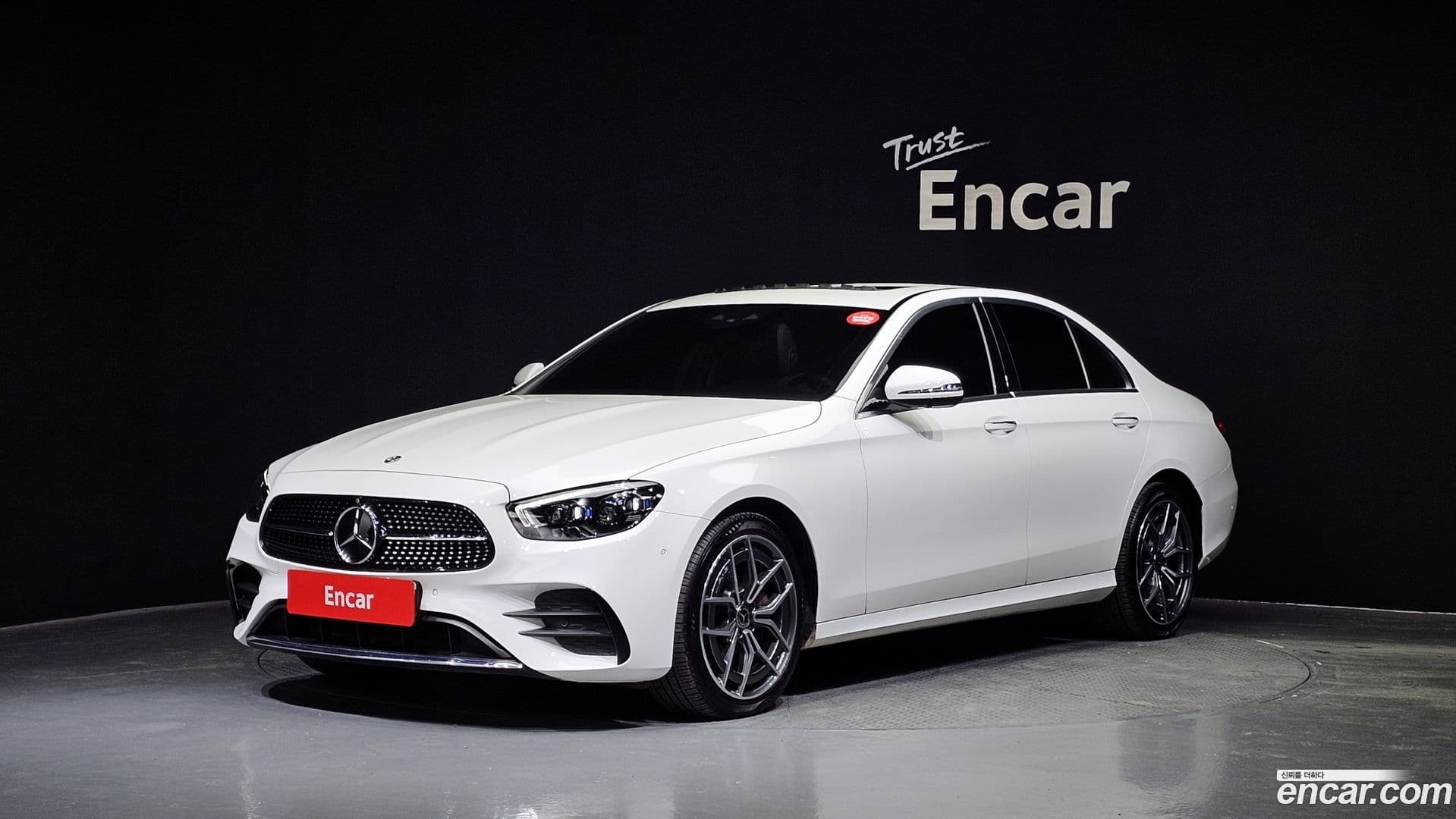 Main__Slider__Photo:E-Class Mercedes-Benz 2022.6-0