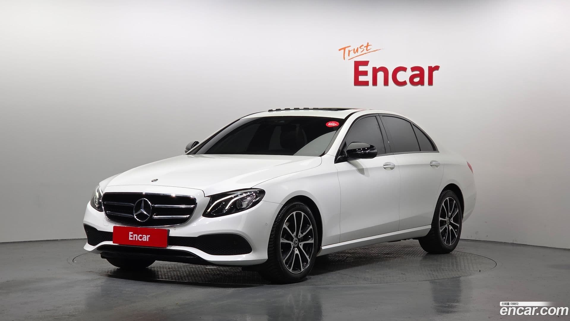 Main__Slider__Photo:E-Class Mercedes-Benz 2020.5-0