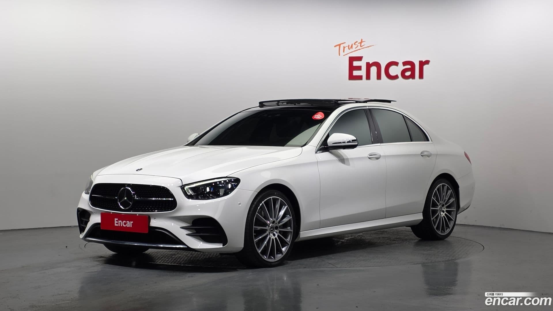 Main__Slider__Photo:E-Class Mercedes-Benz 2021.0-0