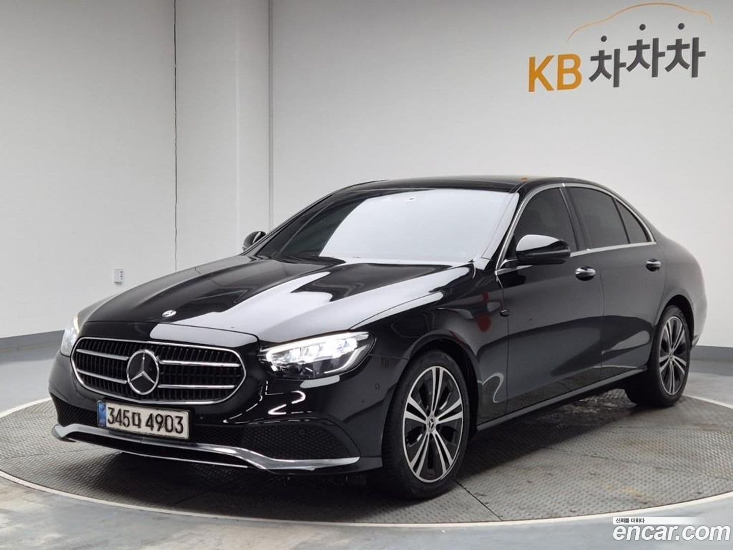 Main__Slider__Photo:E-Class Mercedes-Benz 2020.11-0