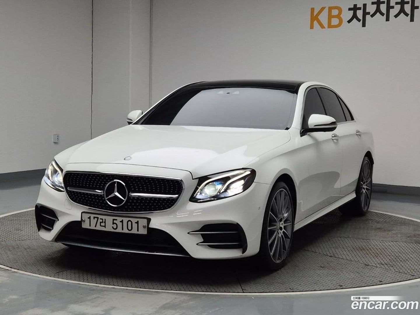 Main__Slider__Photo:E-Class Mercedes-Benz 2017.6-0