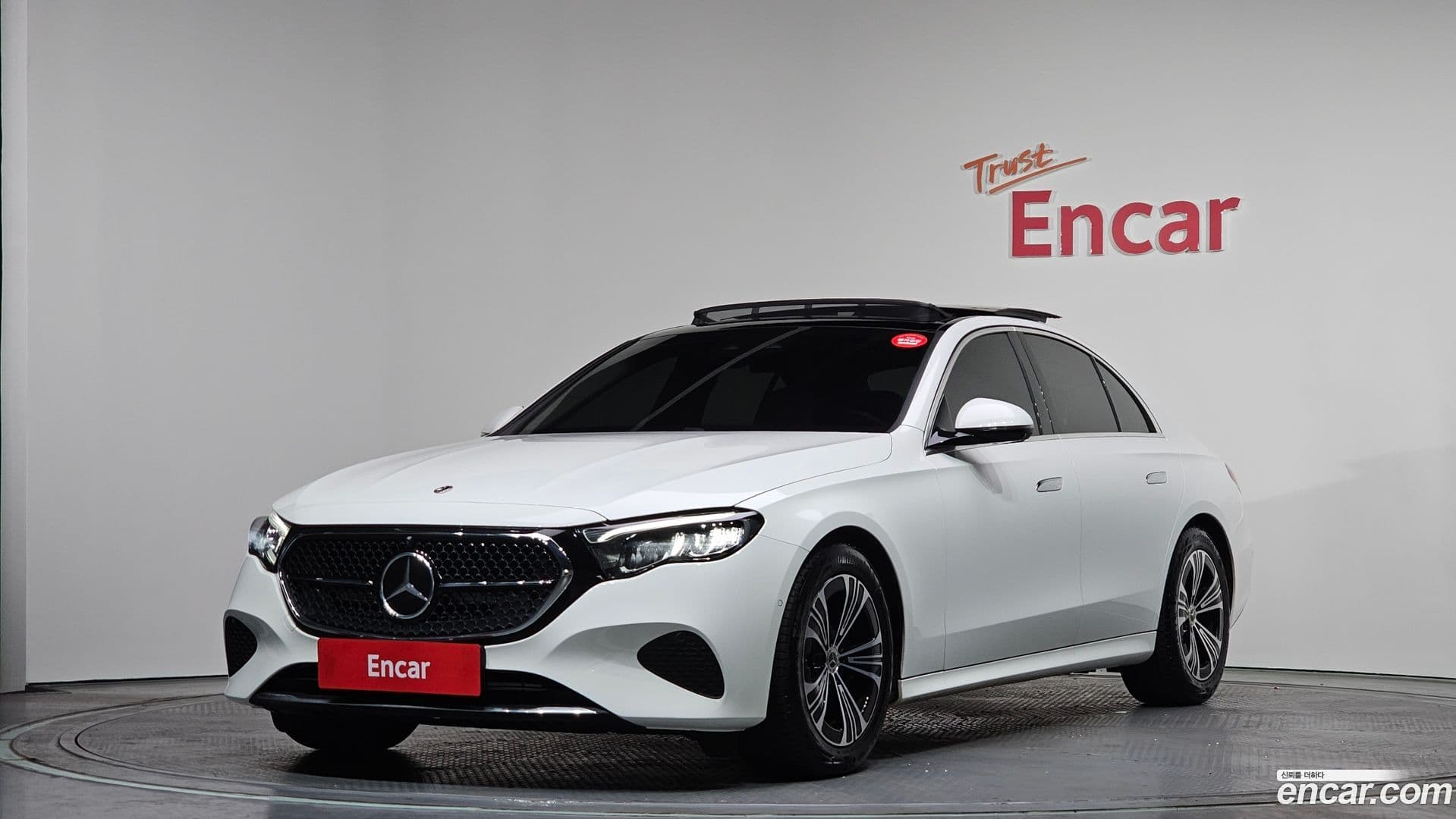 Main__Slider__Photo:E-Class Mercedes-Benz 2024.11-0