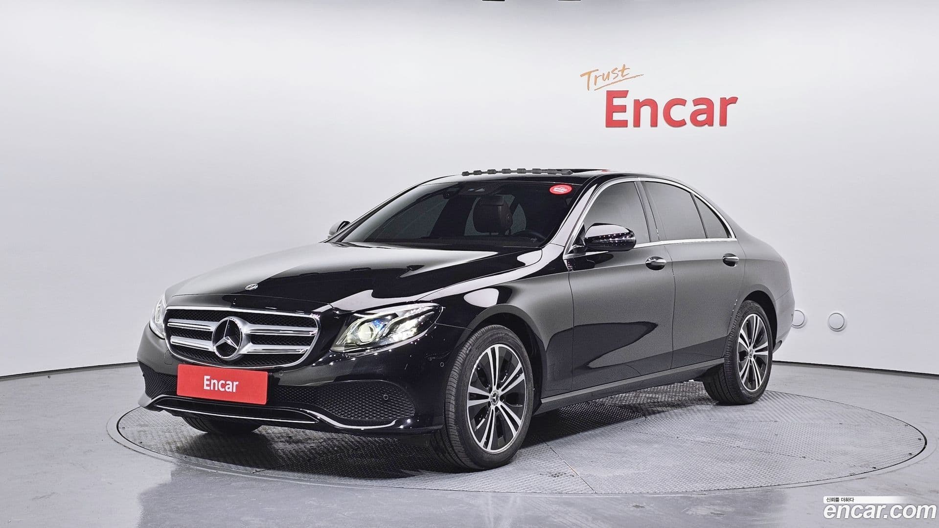 Main__Slider__Photo:E-Class Mercedes-Benz 2020.4-0