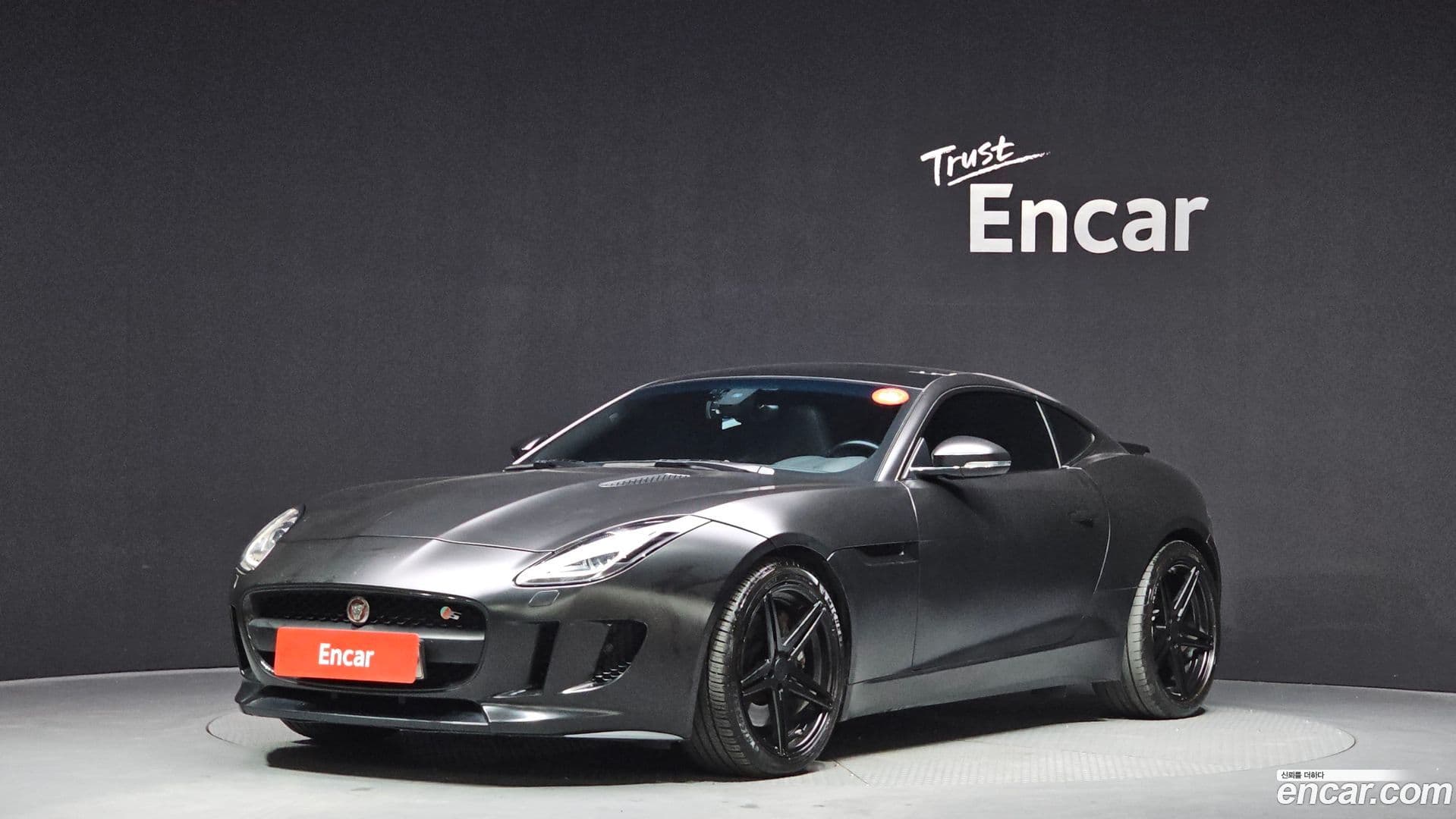Main__Slider__Photo:F-TYPE Jaguar 2017.5-0