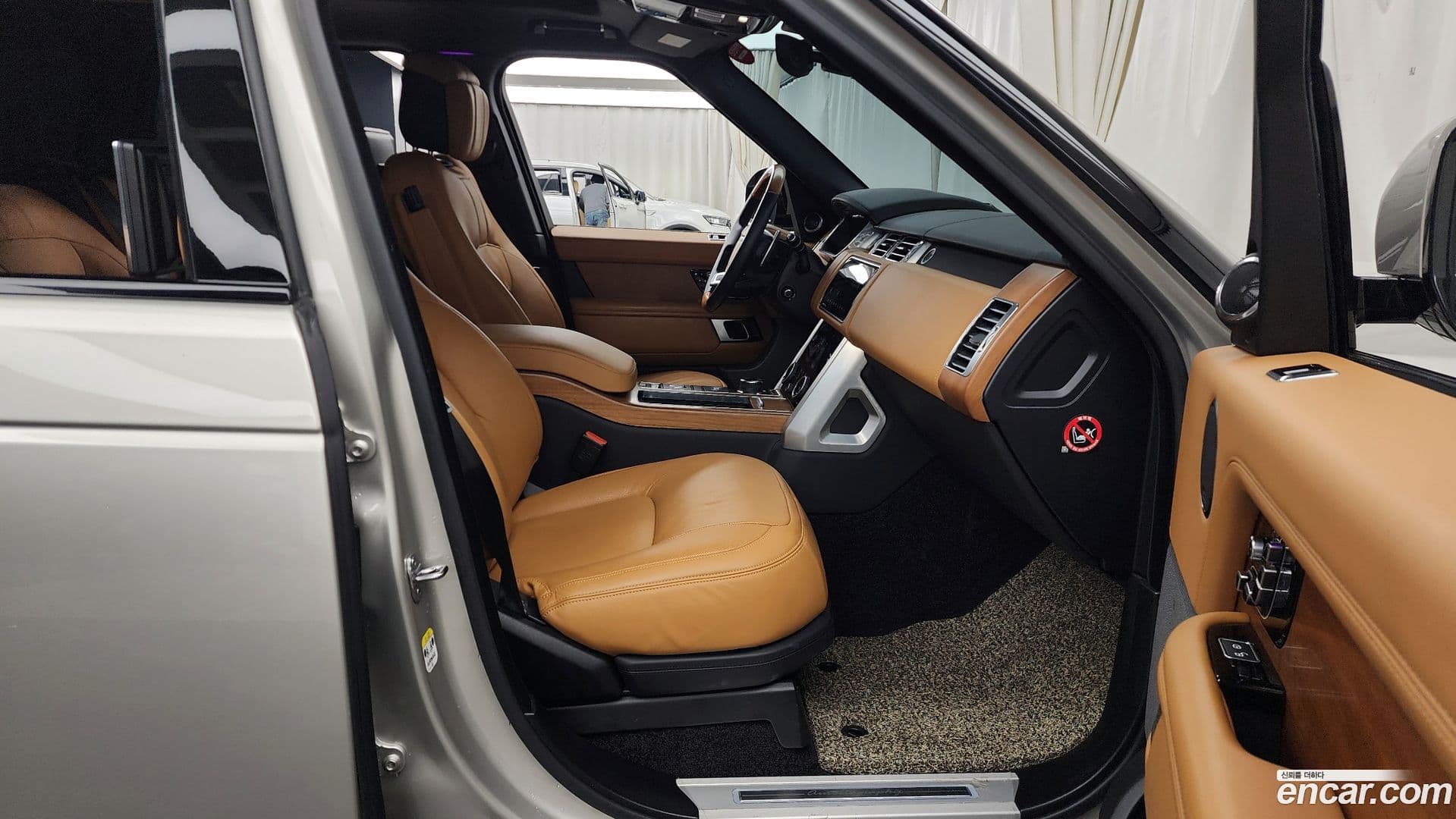 Main__Slider__Photo:Range Rover Land Rover 2018.9-10