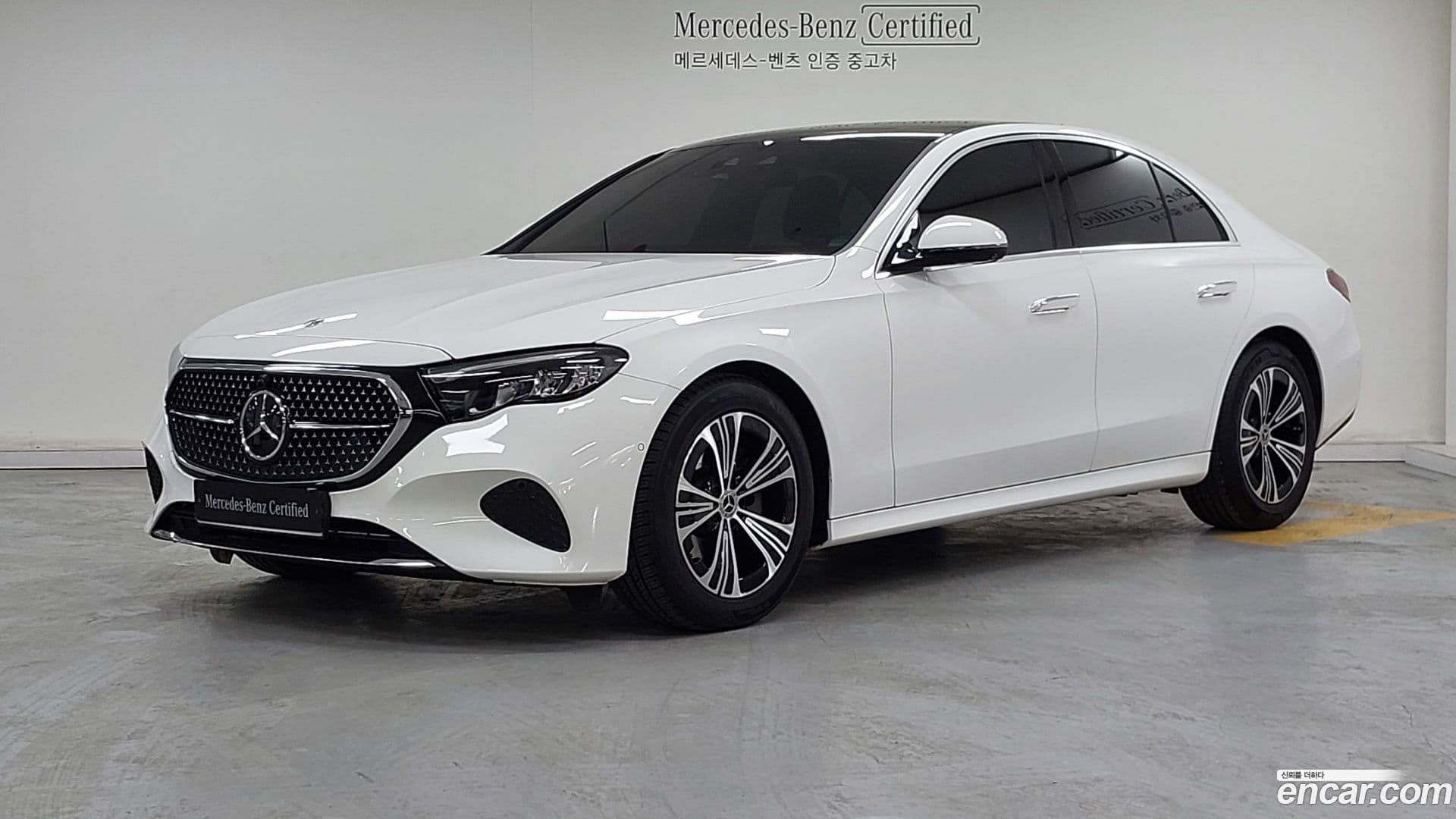 Main__Slider__Photo:E-Class Mercedes-Benz 2024.8-0