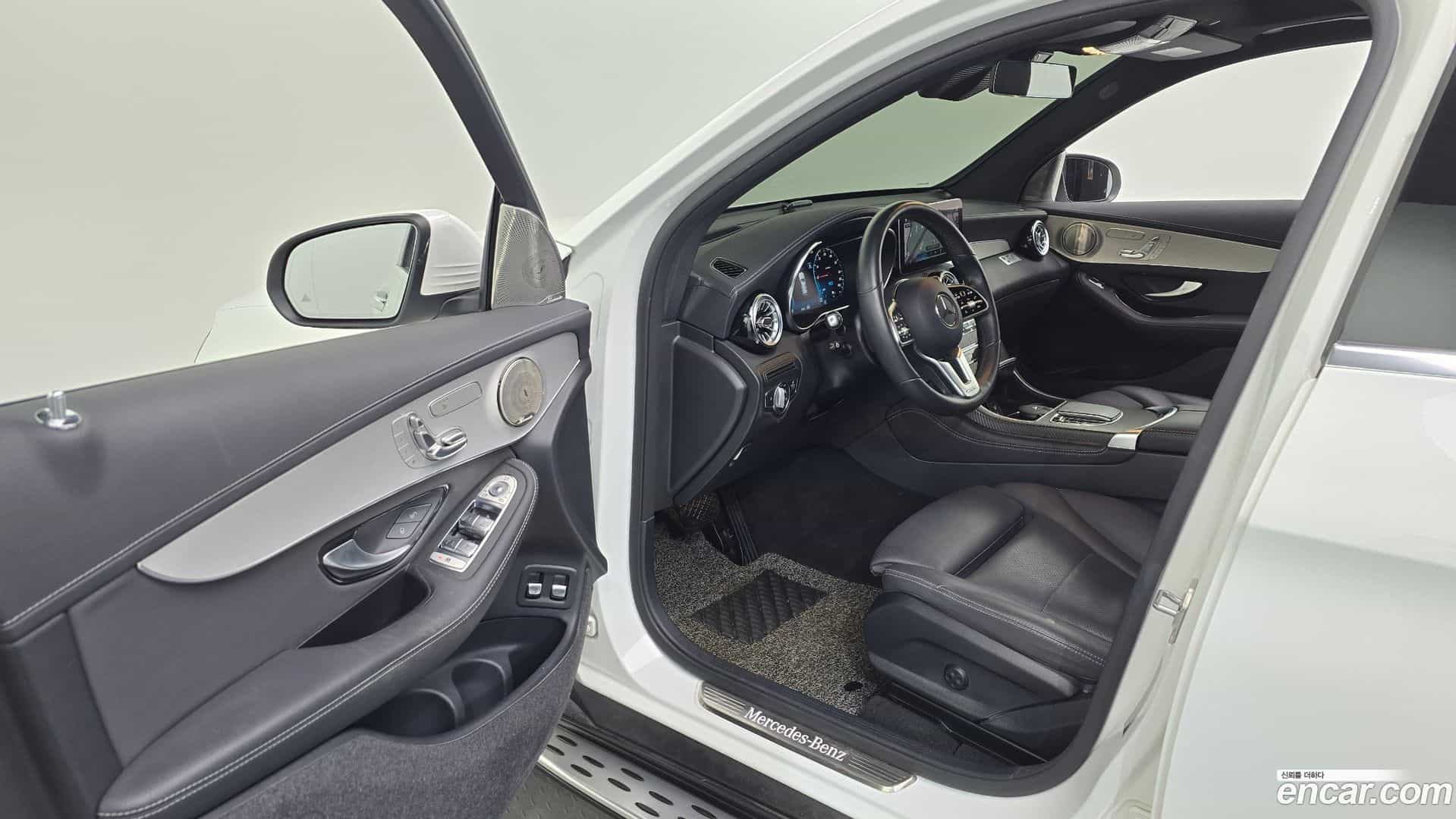 GLC-Class Mercedes-Benz 2020.11-INNER-010