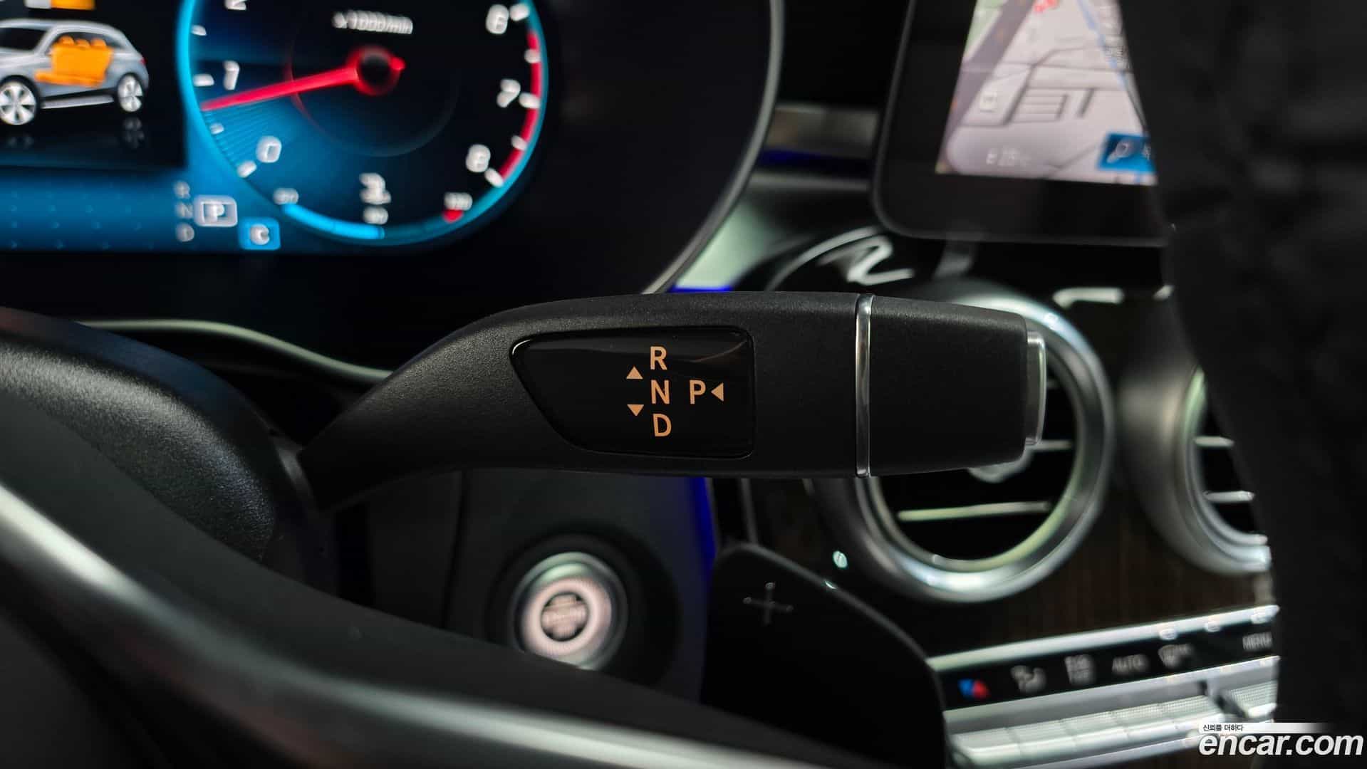 GLC-Class Mercedes-Benz 2021.10-INNER-009