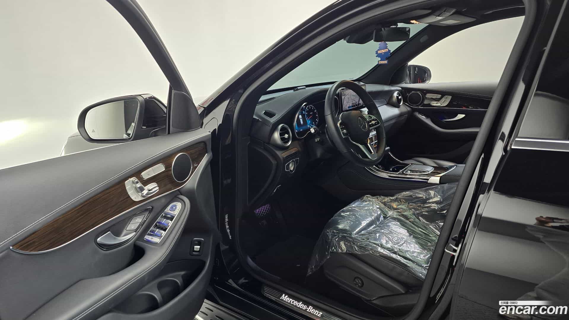 GLC-Class Mercedes-Benz 2021.10-INNER-010
