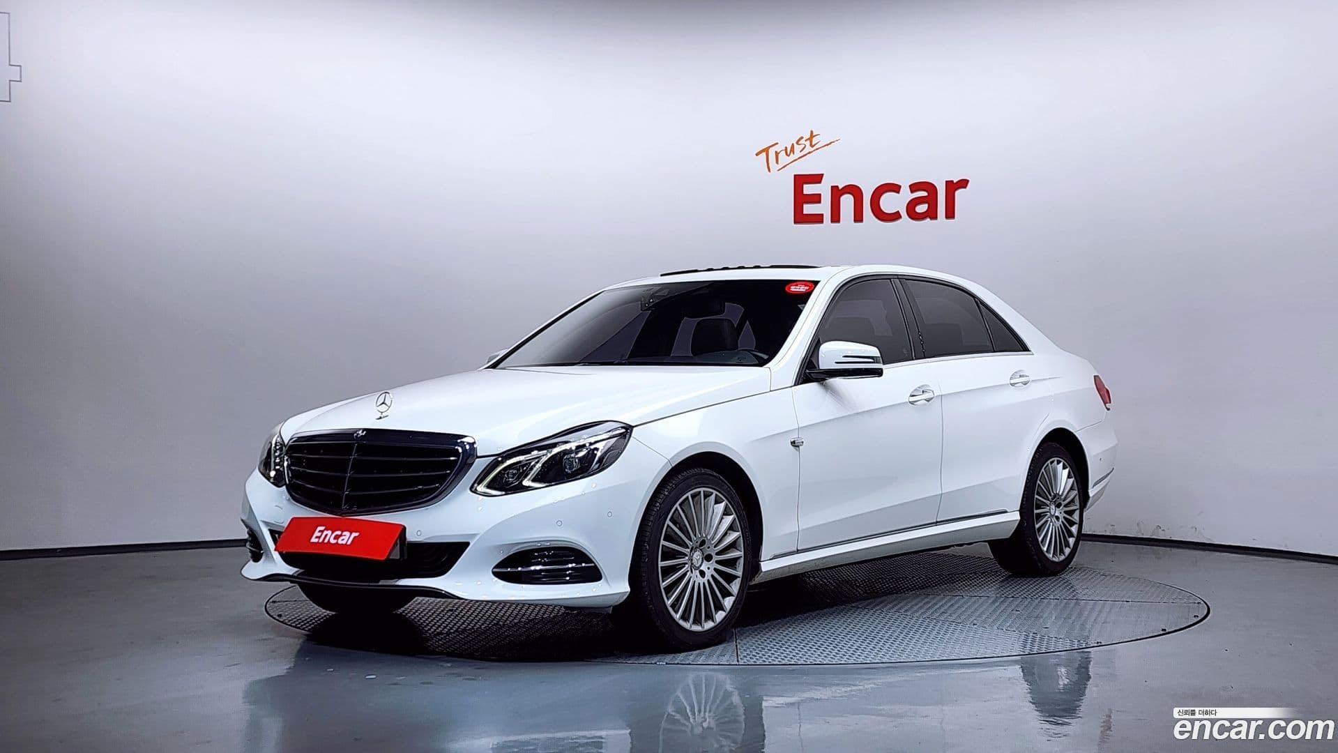 Main__Slider__Photo:E-Class Mercedes-Benz 2015.7-0