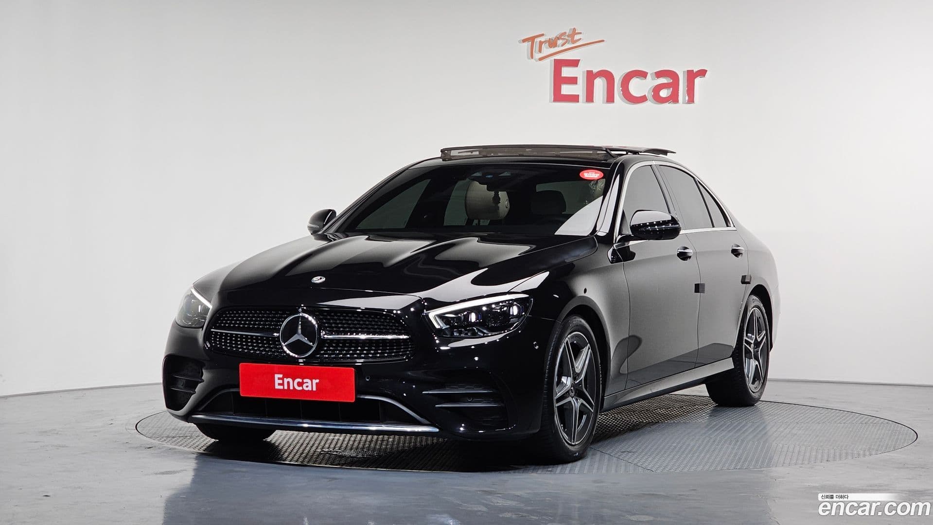 Main__Slider__Photo:E-Class Mercedes-Benz 2023.0-0