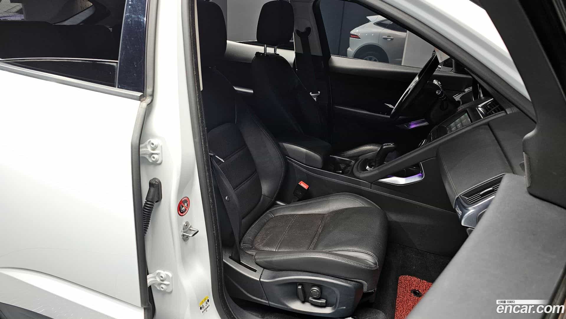 E-PACE Jaguar 2019.10-INNER-010