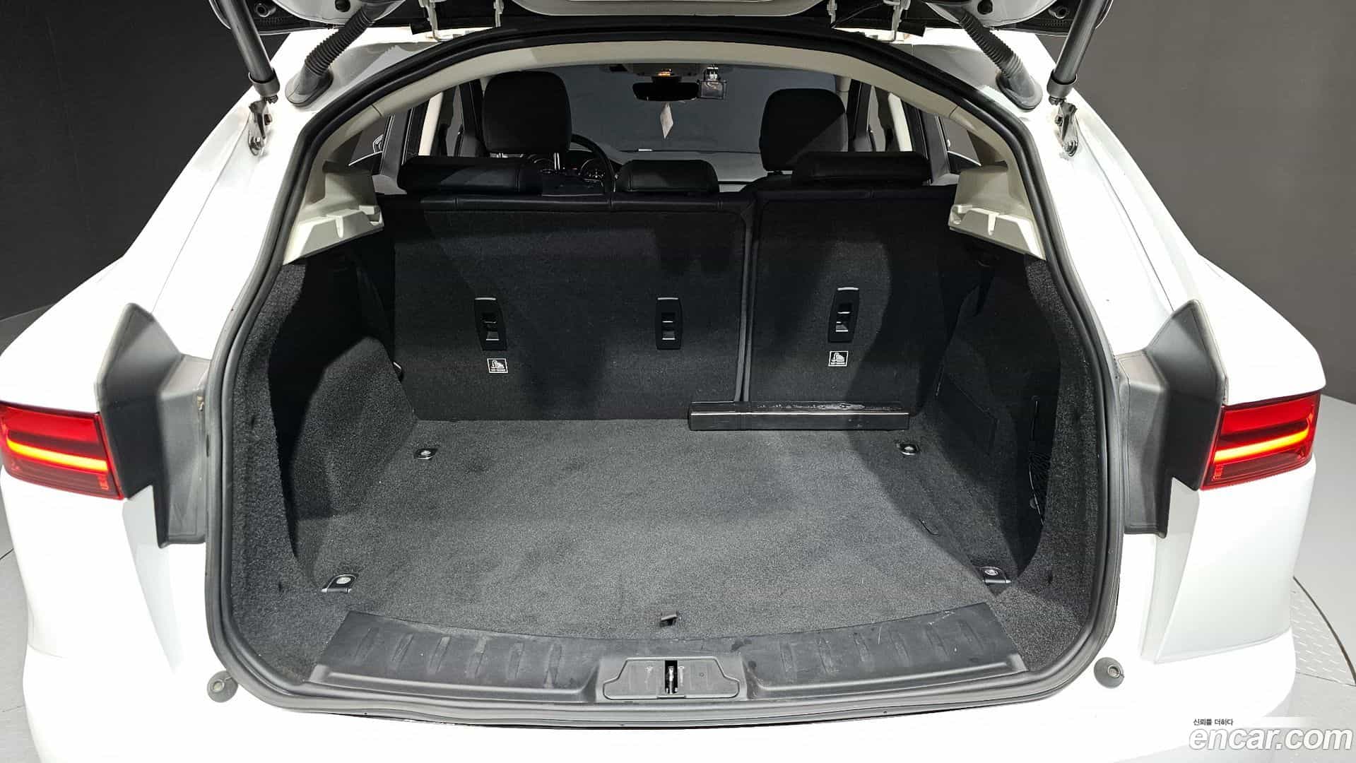 E-PACE Jaguar 2019.10-OPTION-024