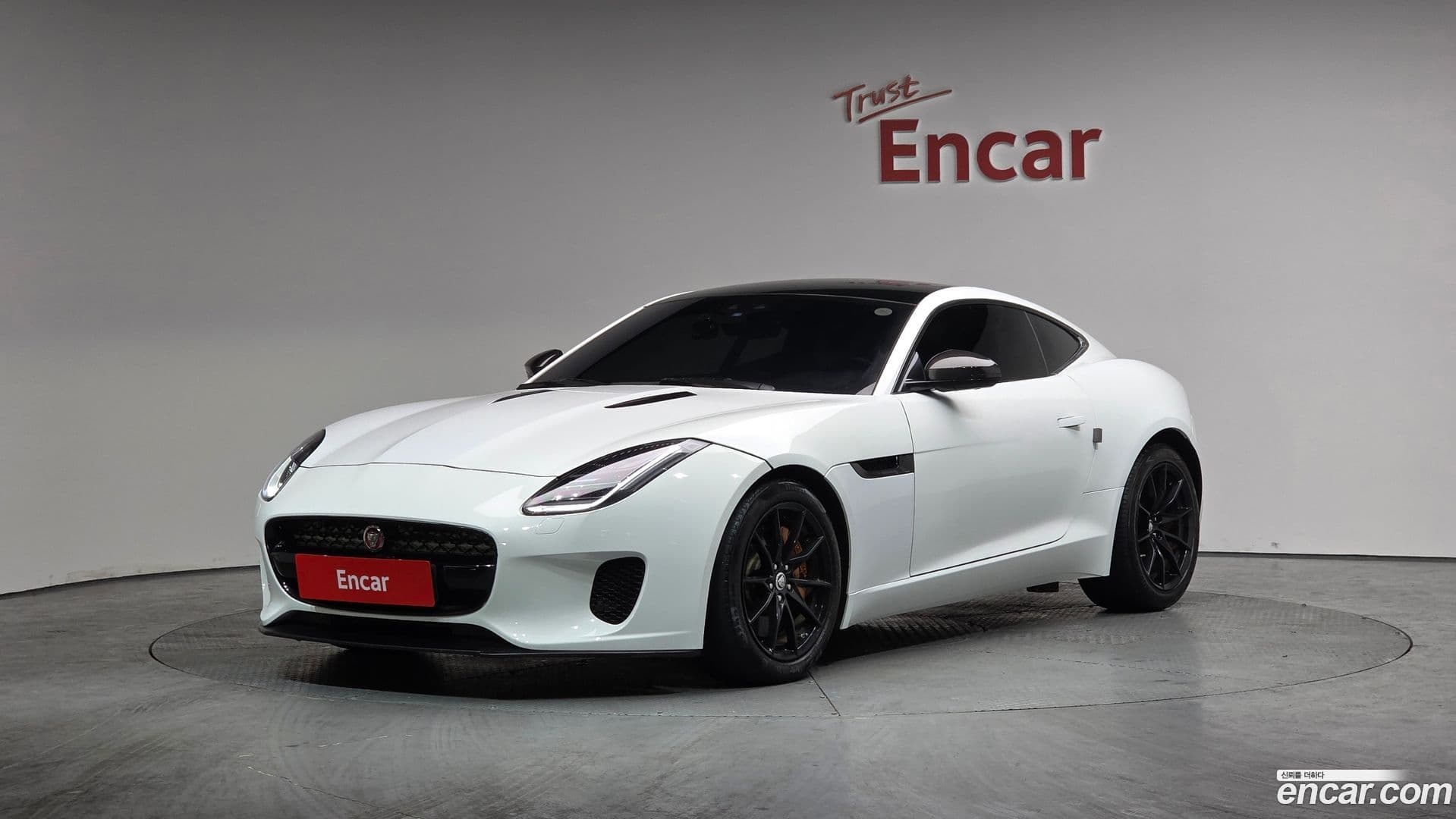 Main__Slider__Photo:F-TYPE Jaguar 2018.4-0