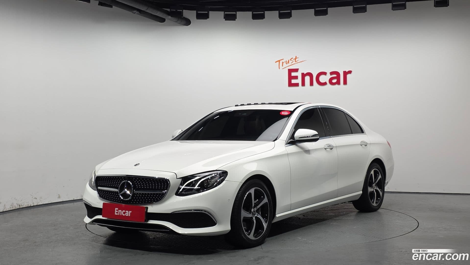 Main__Slider__Photo:E-Class Mercedes-Benz 2020.6-0