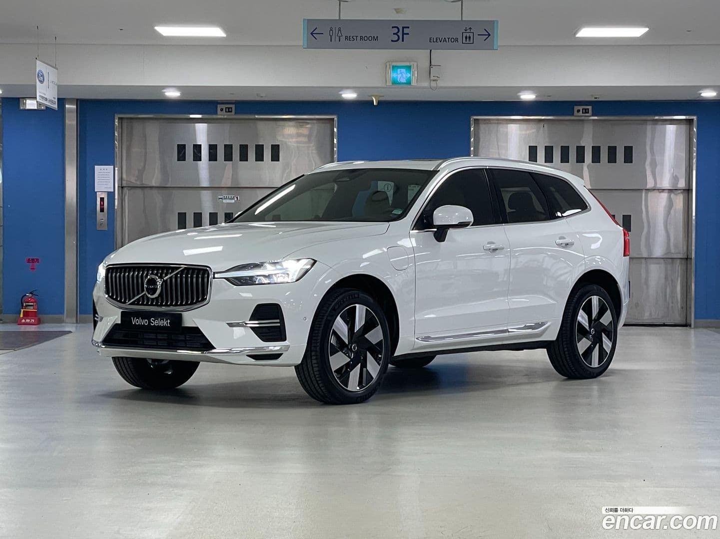 Main__Slider__Photo:XC60 Volvo 2025.1-0
