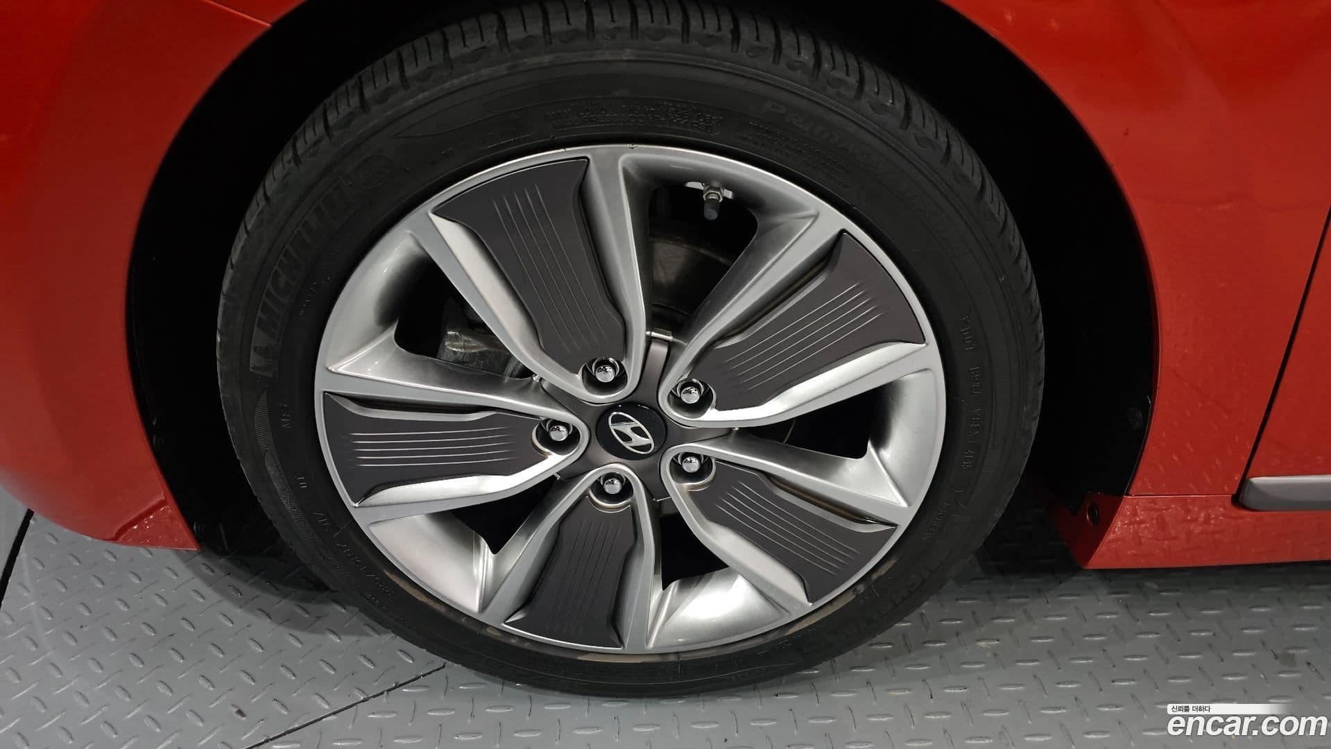 Main__Slider__Photo:Ioniq Hyundai 2016.7-4