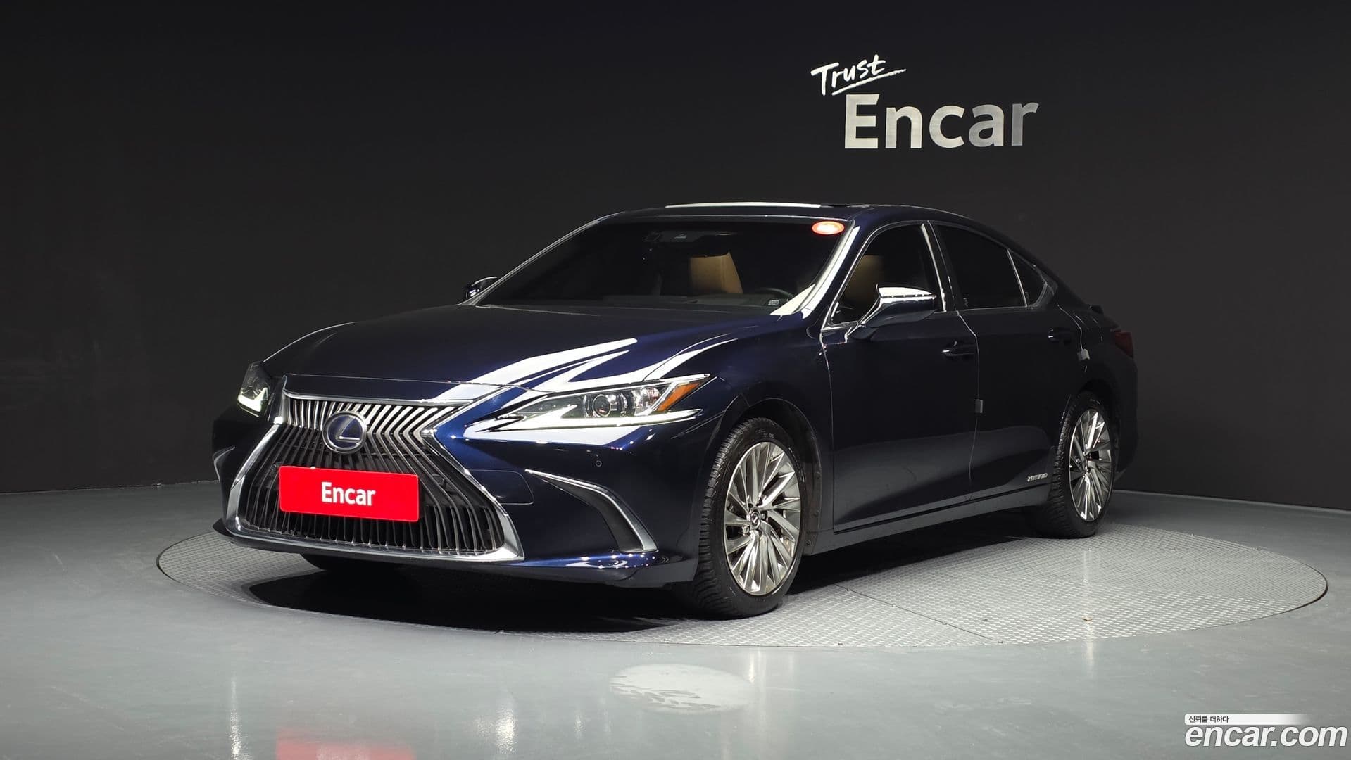 Main__Slider__Photo:ES Lexus 2021.2-0
