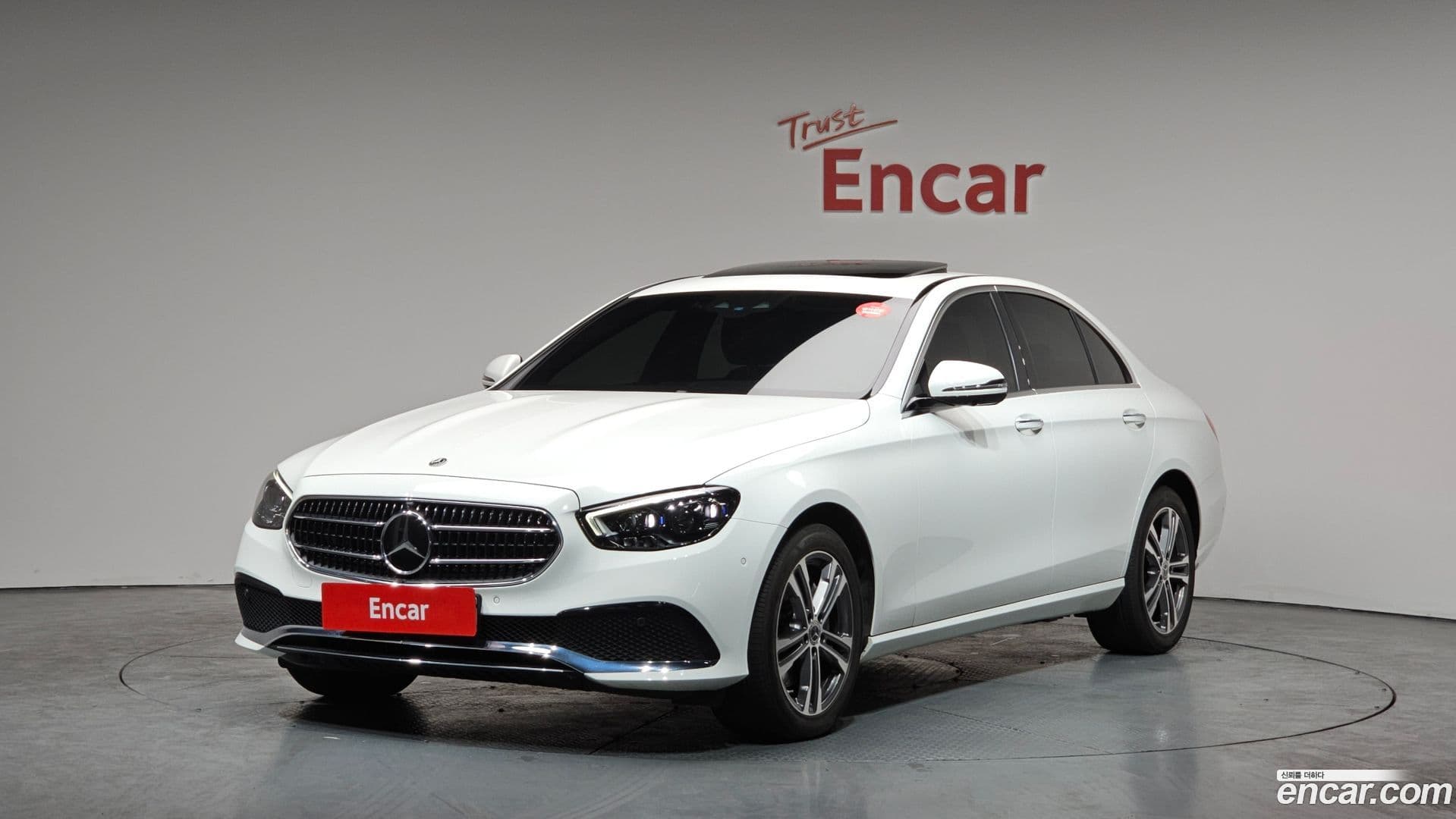 Main__Slider__Photo:E-Class Mercedes-Benz 2022.1-0