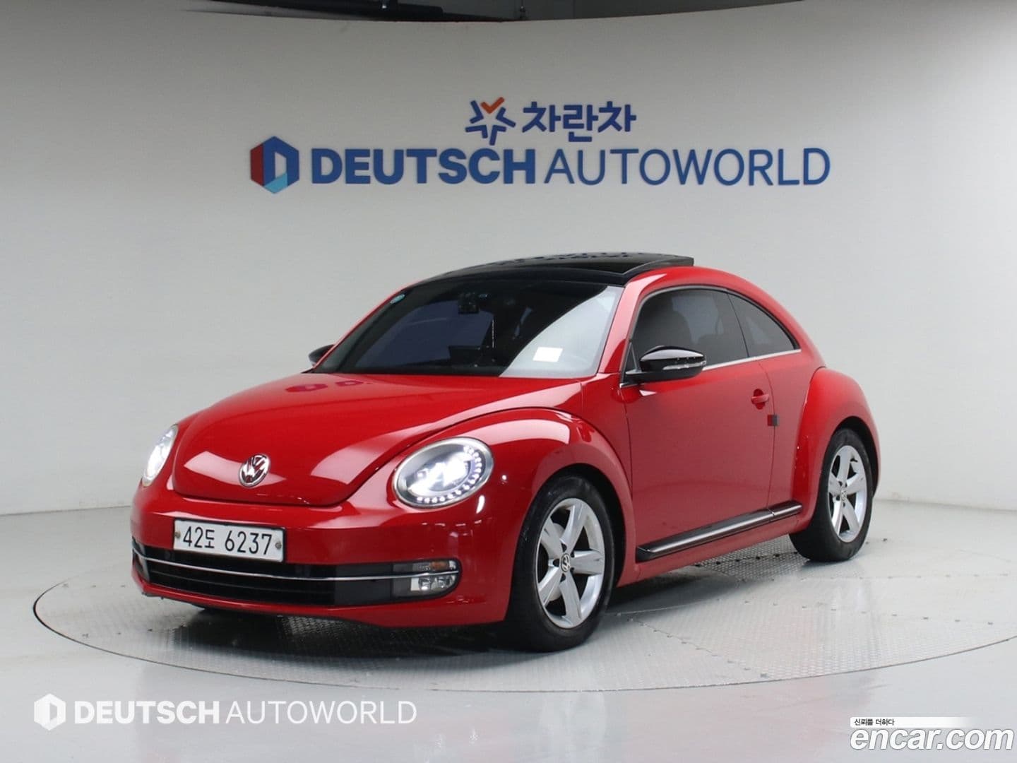 Main__Slider__Photo:Beatle Volkswagen 2014.2-0