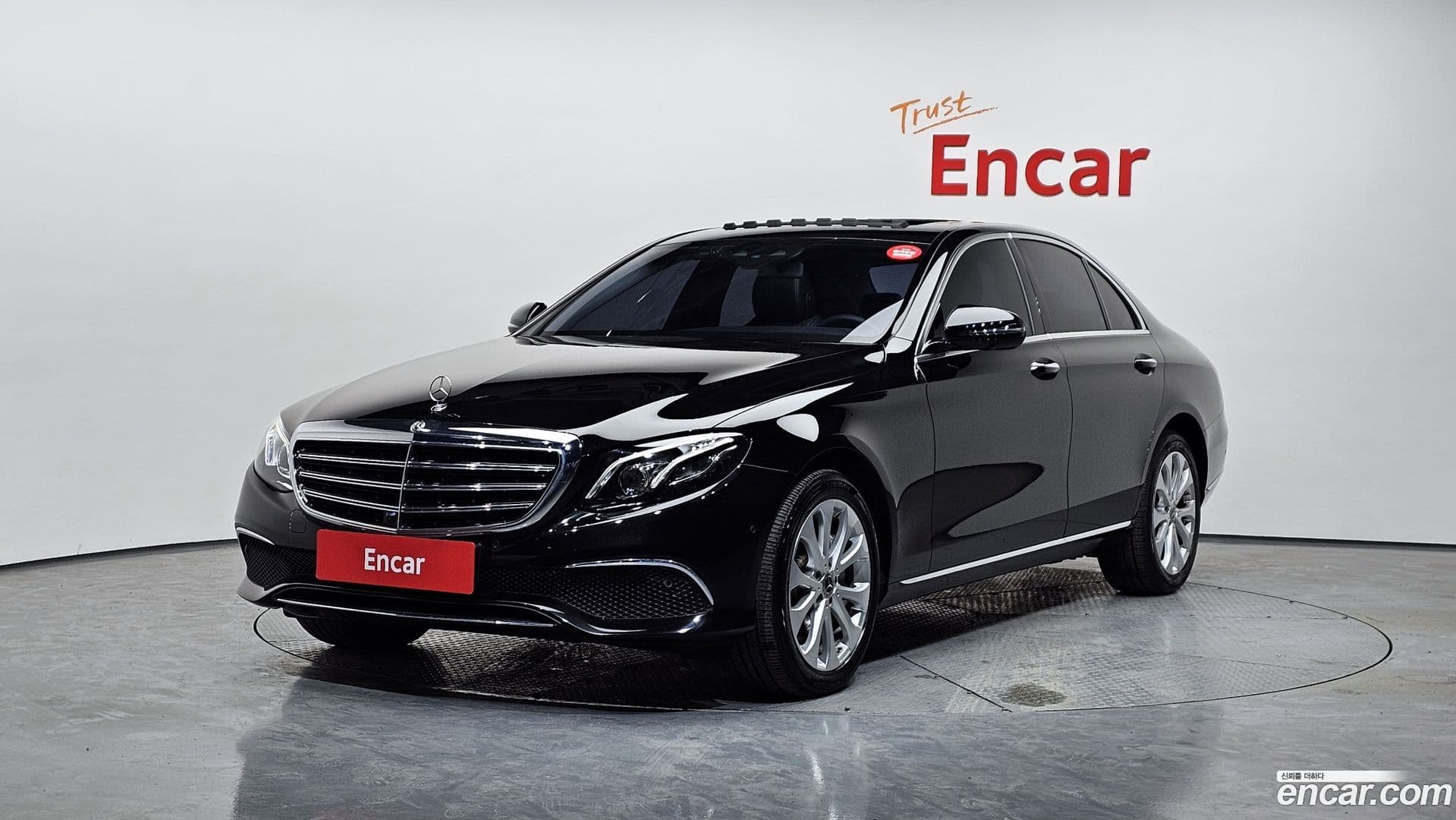 Main__Slider__Photo:E-Class Mercedes-Benz 2017.10-0