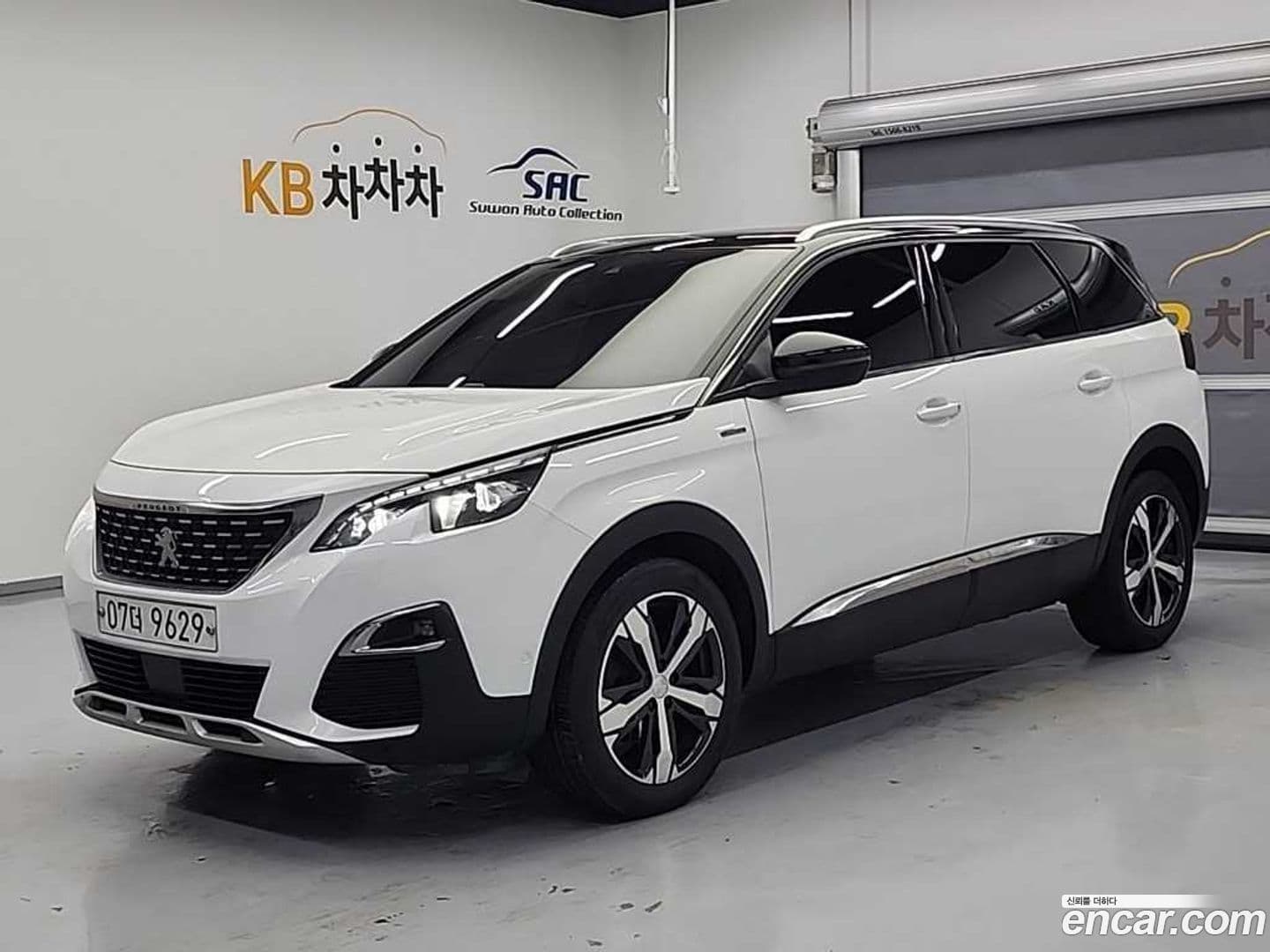 Main__Slider__Photo:5008 Peugeot 2019.4-0