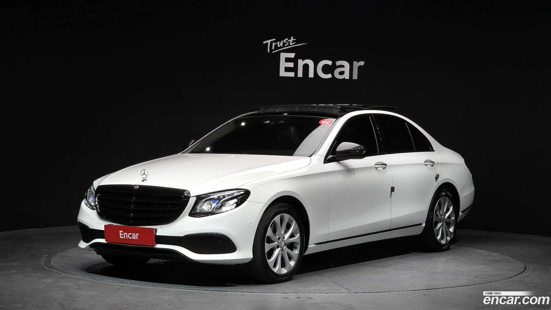Main__Slider__Photo:E-Class Mercedes-Benz 2016.9-0