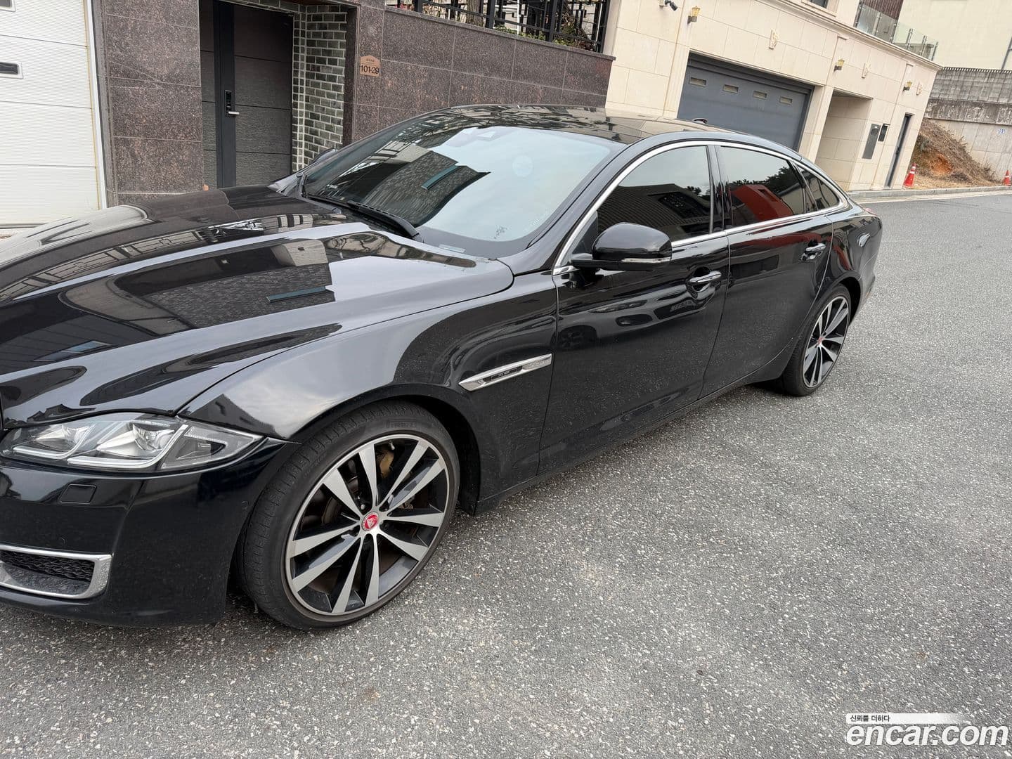 Main__Slider__Photo:XJ Jaguar 2019.6-0