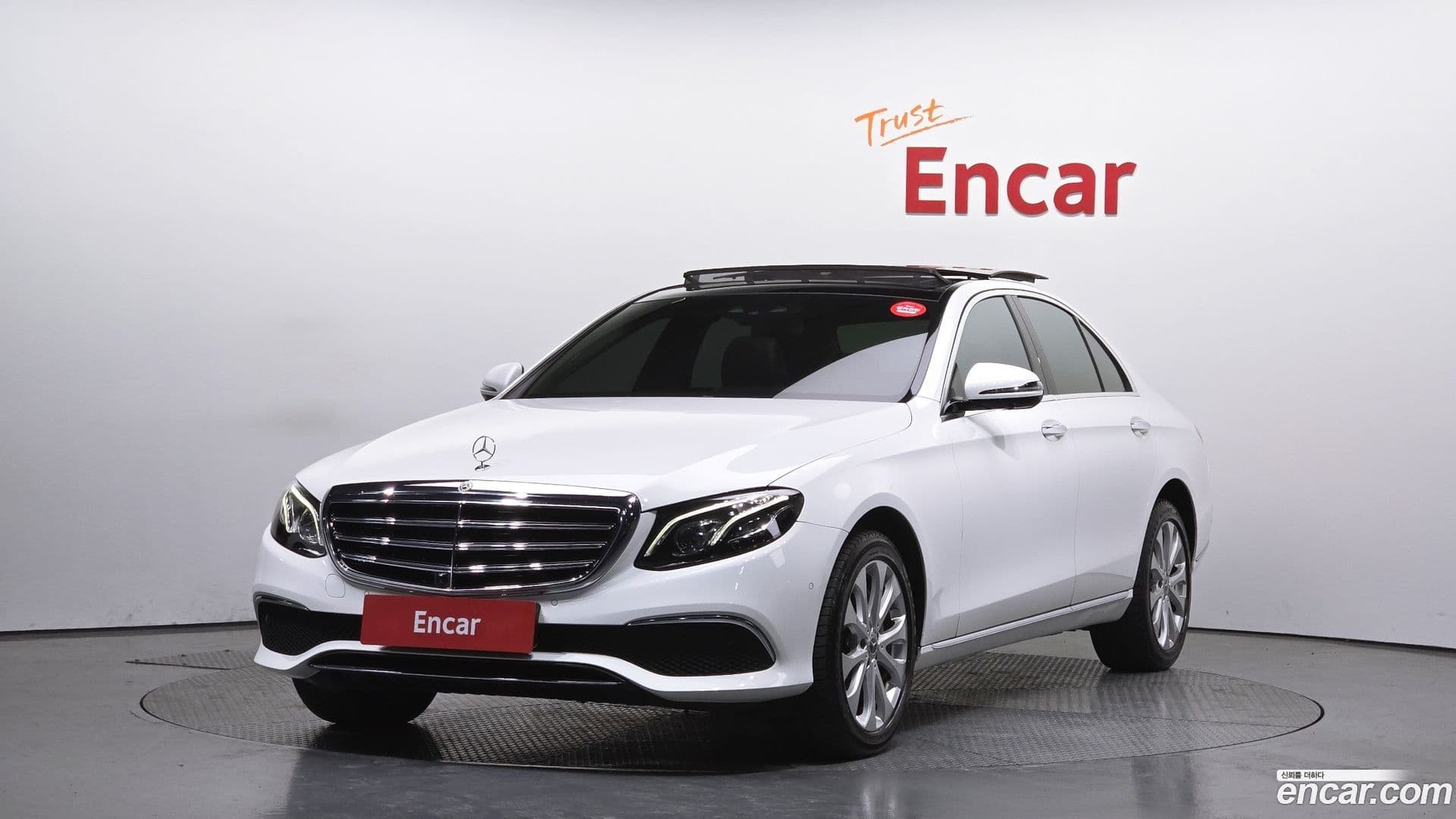 Main__Slider__Photo:E-Class Mercedes-Benz 2019.8-0