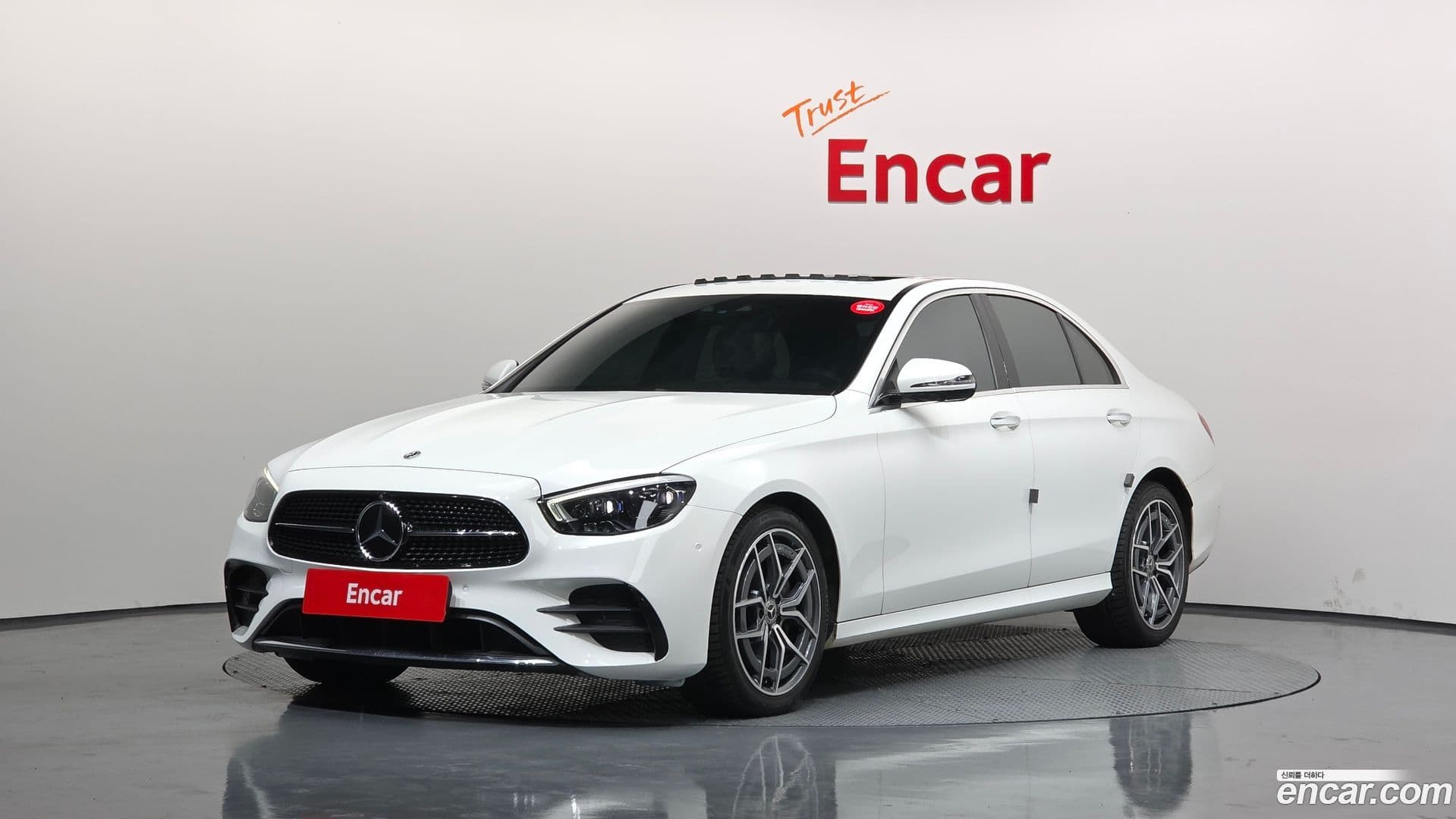 Main__Slider__Photo:E-Class Mercedes-Benz 2022.0-0