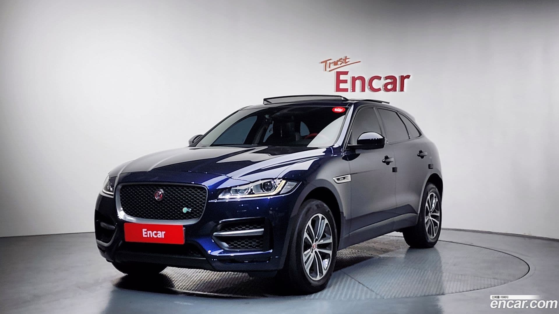 Main__Slider__Photo:F-PACE Jaguar 2016.10-0