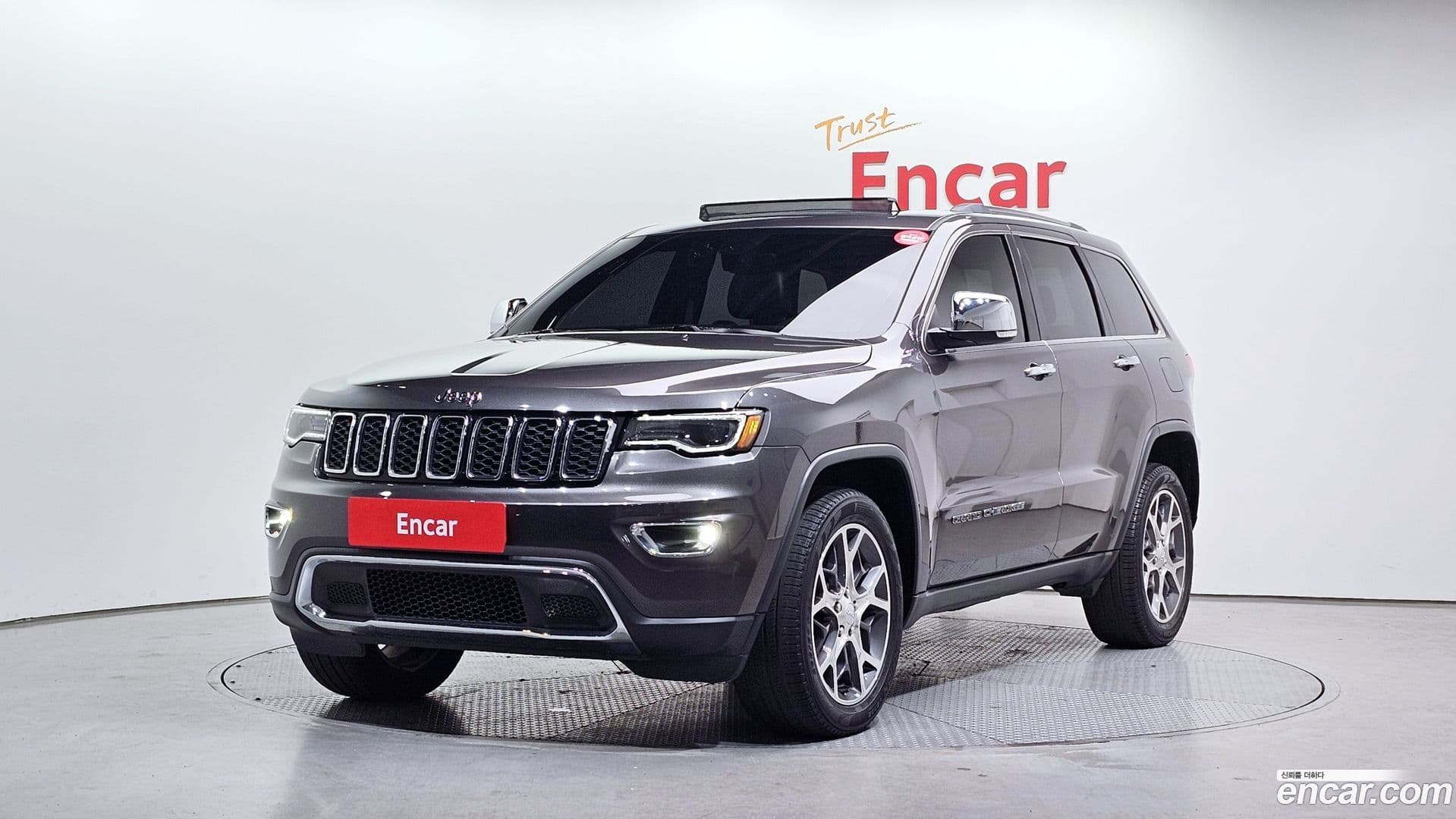 Main__Slider__Photo:Cherokee Jeep 2019.2-0