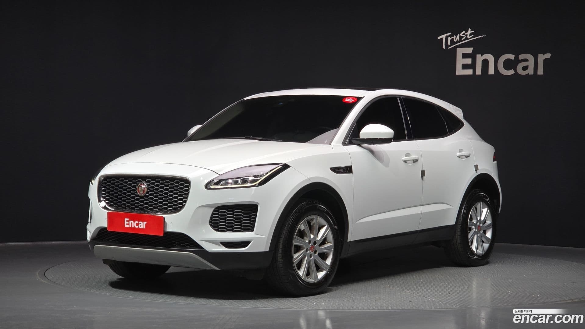 Main__Slider__Photo:E-PACE Jaguar 2018.11-0