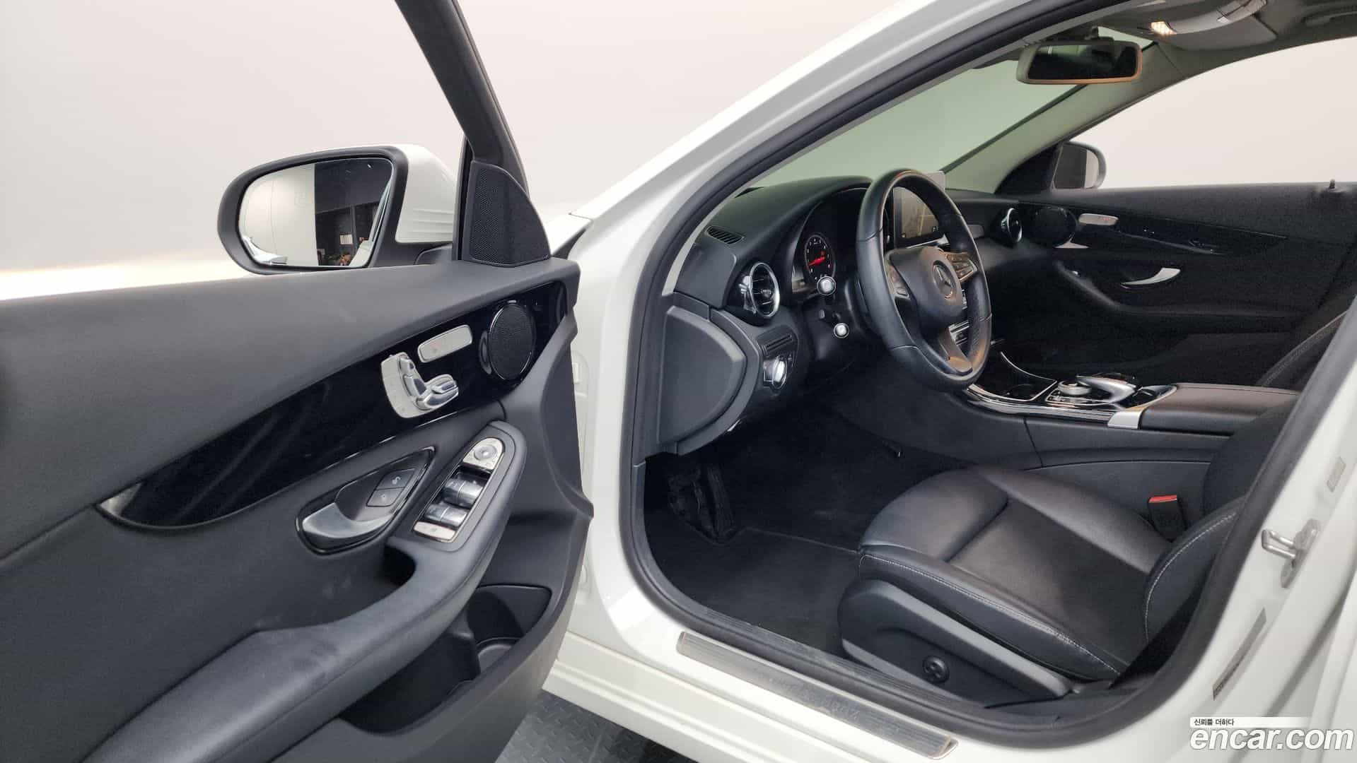 C-Class Mercedes-Benz 2018.1-INNER-010