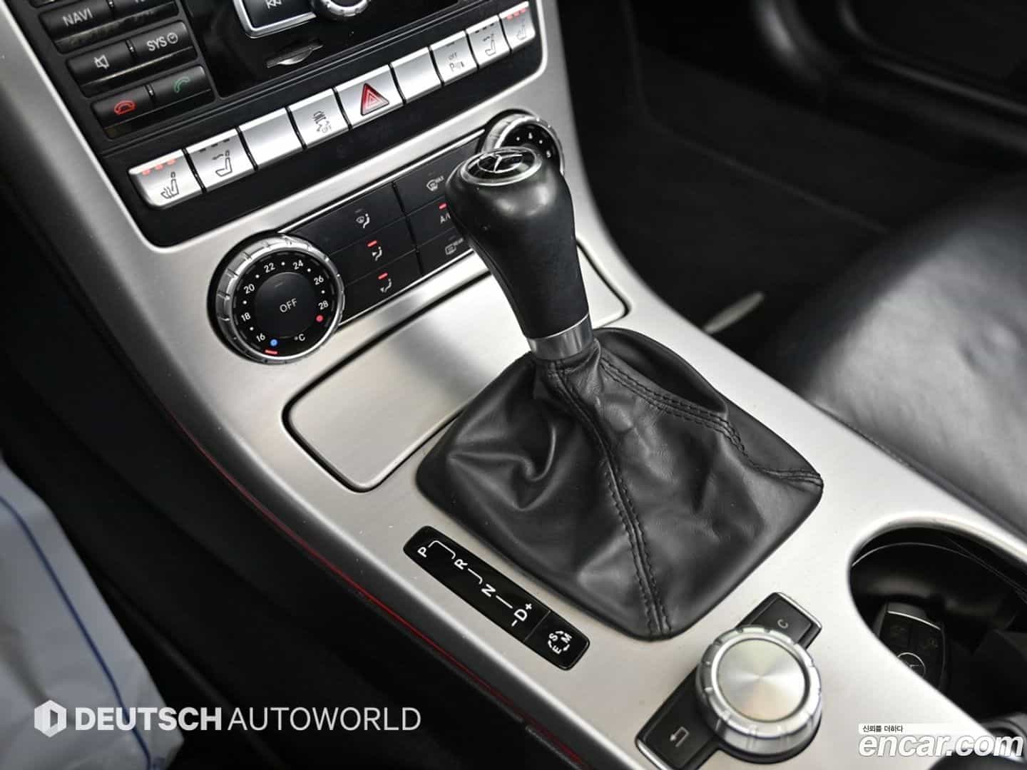 SLK-Class Mercedes-Benz 2015.3-INNER-009