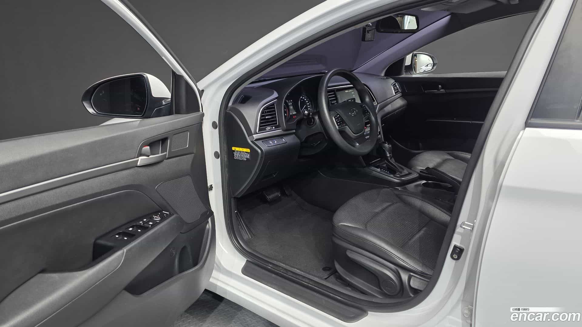 AVANTE Hyundai 2018.6-INNER-010
